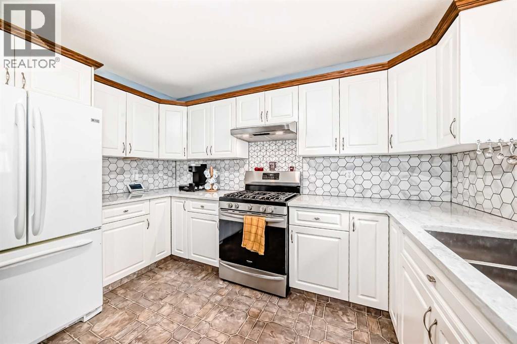 Photo 4 of 5213 59th Ave, Ponoka AB