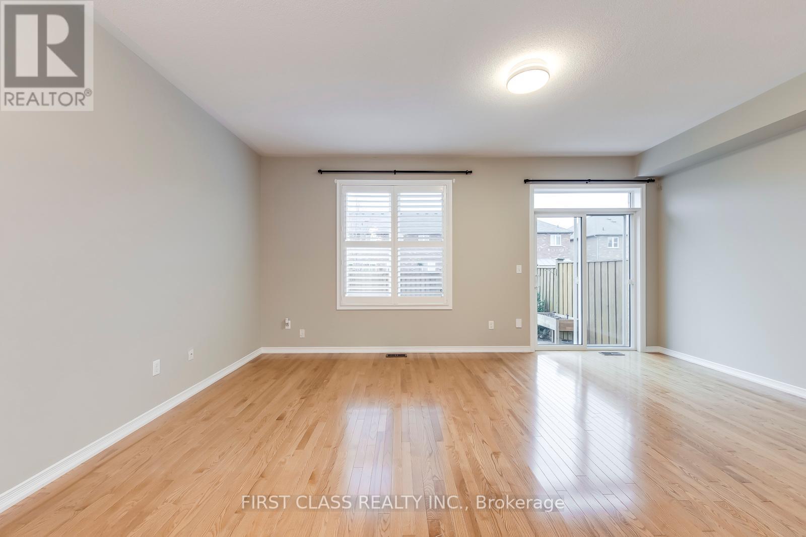 Photo 10 of 39 651 Farmstead Drive, Milton ON