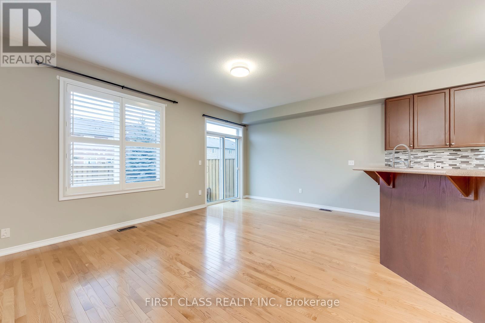 Photo 11 of 39 651 Farmstead Drive, Milton ON
