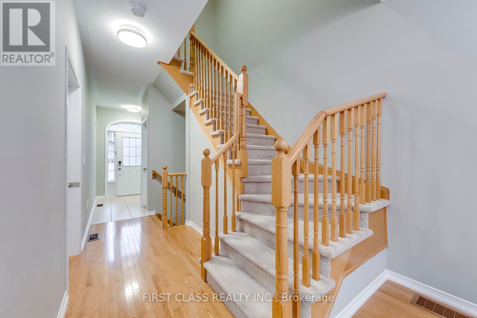 Photo 16 of 39 651 Farmstead Drive, Milton ON