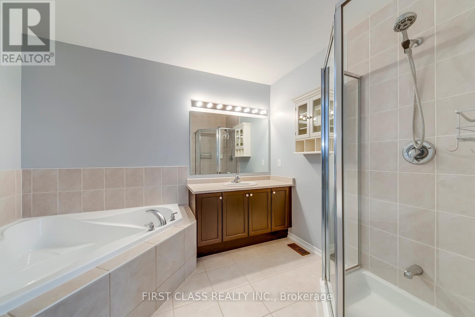 Photo 24 of 39 651 Farmstead Drive, Milton ON