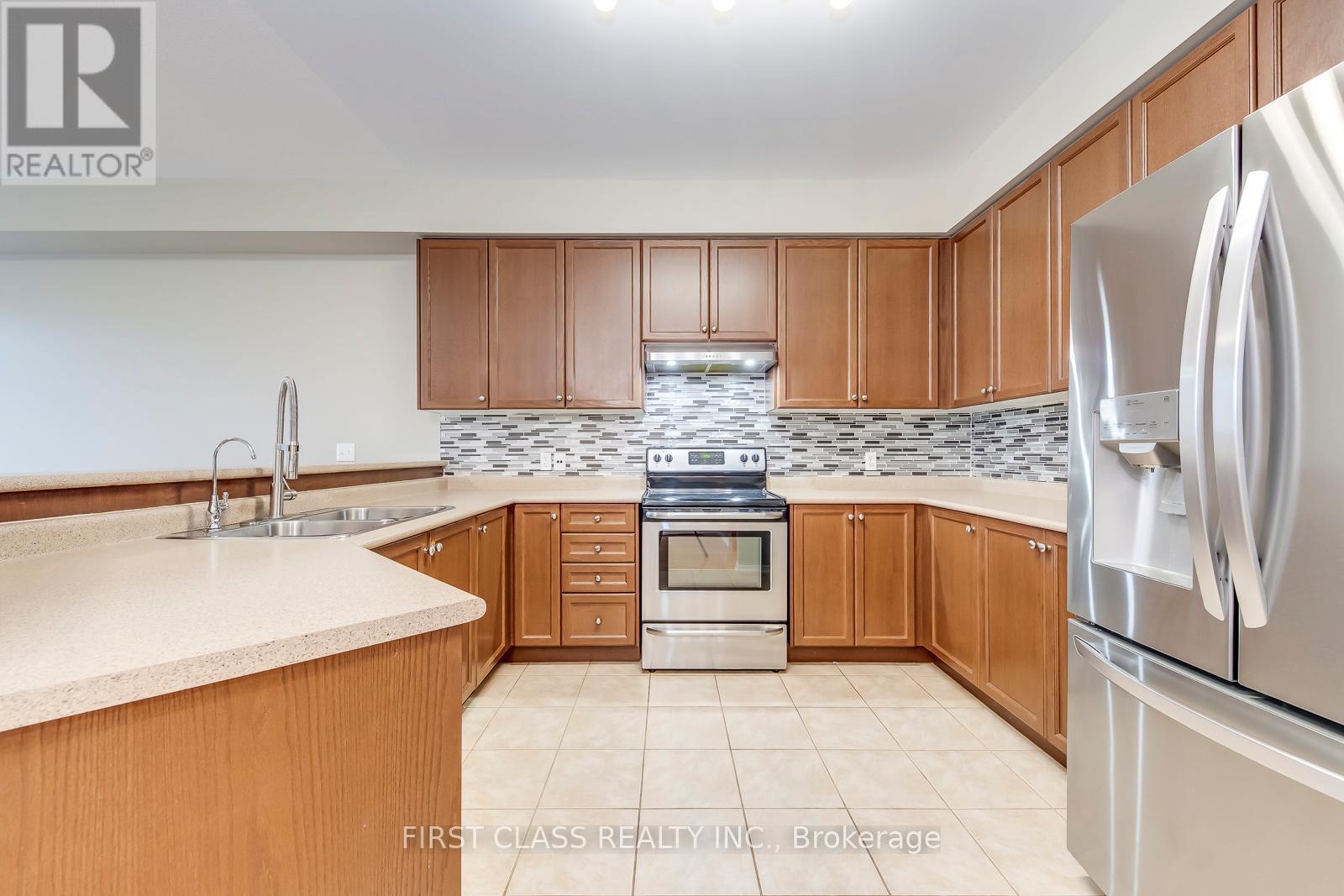 Photo 4 of 39 651 Farmstead Drive, Milton ON