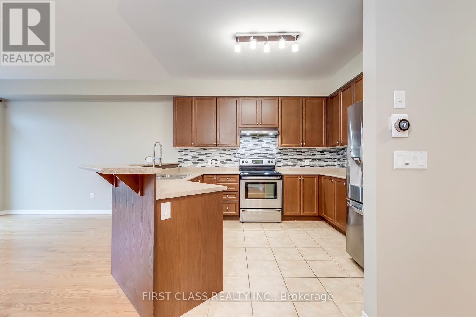 Photo 5 of 39 651 Farmstead Drive, Milton ON