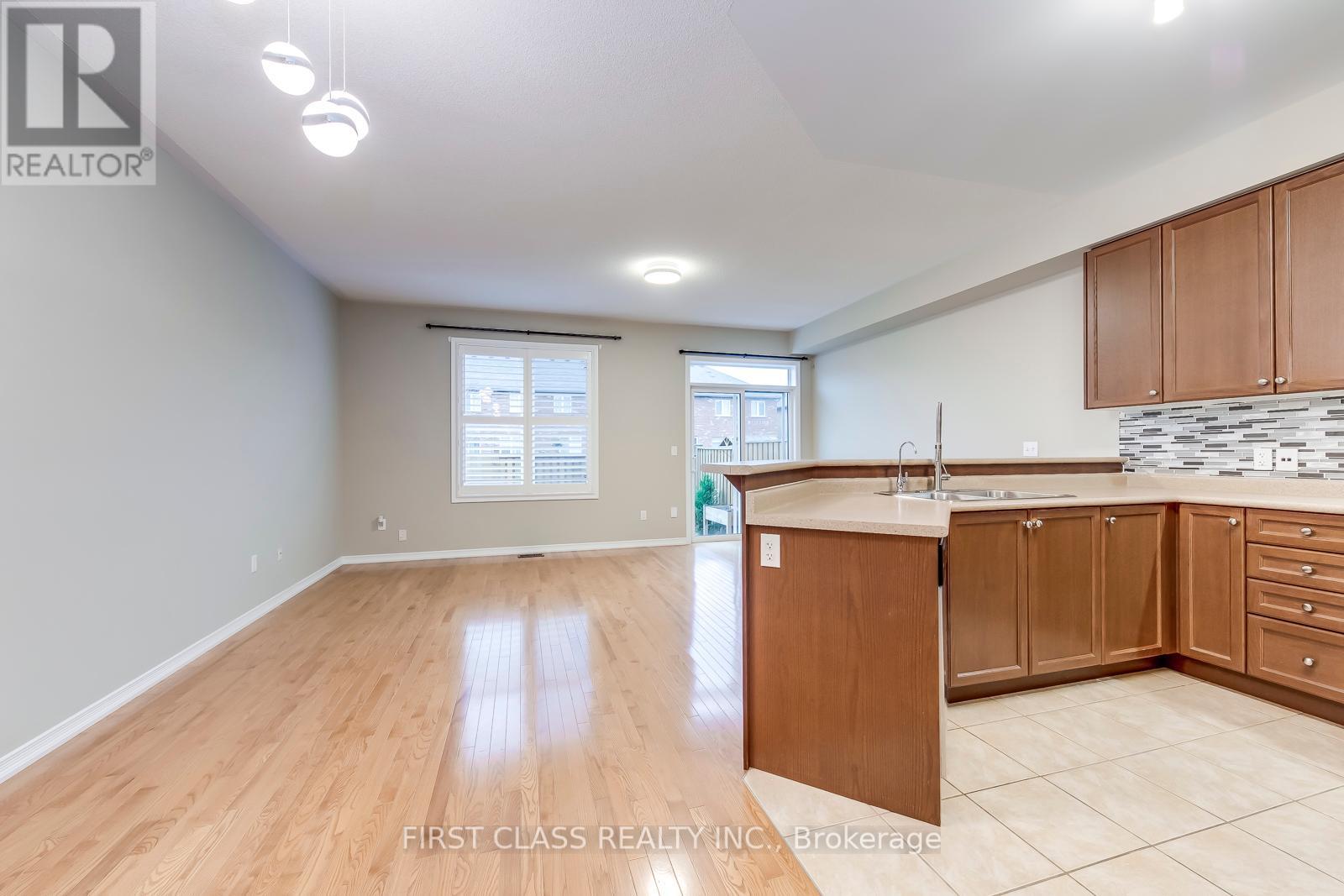 Photo 8 of 39 651 Farmstead Drive, Milton ON