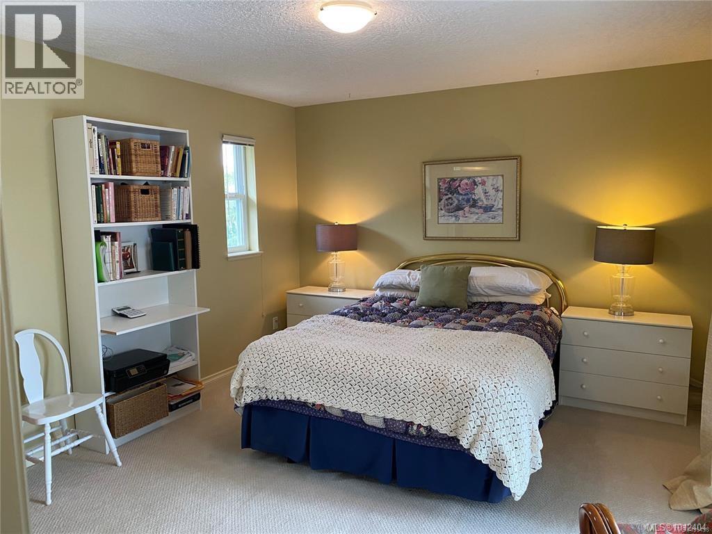 Photo 9 of 1731 Dars Pl, Qualicum Beach BC