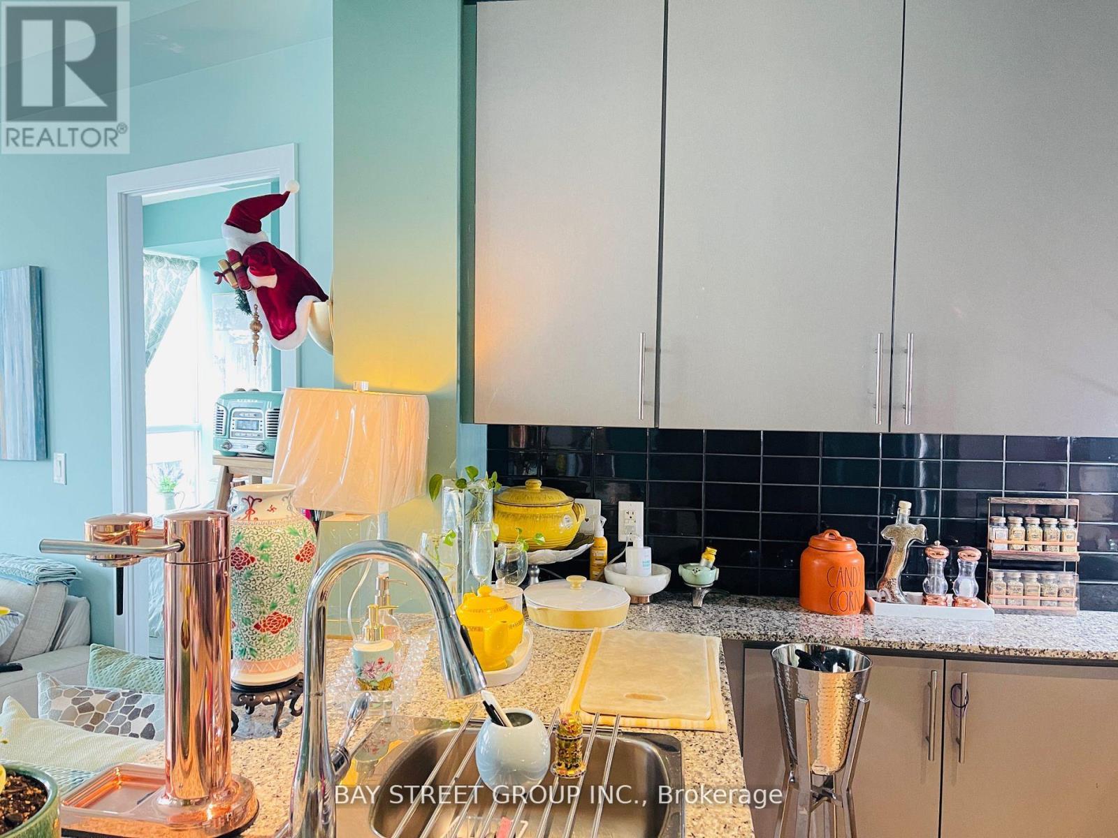 Photo 4 of 911 Second Bedroom 60 Berwick Avenue, Toronto ON