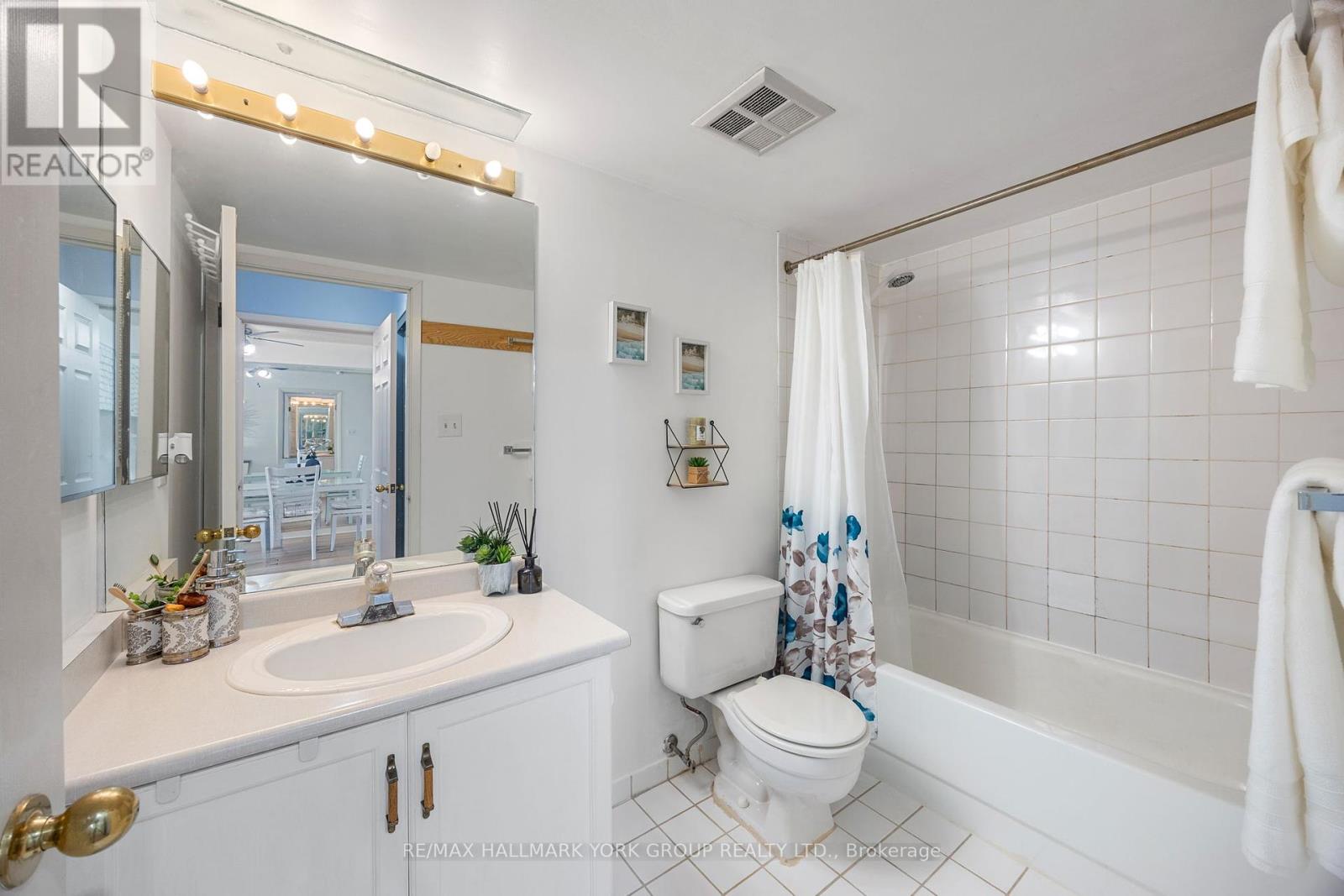 Photo 11 of 301 309 Major Mackenzie Drive, Richmond Hill ON