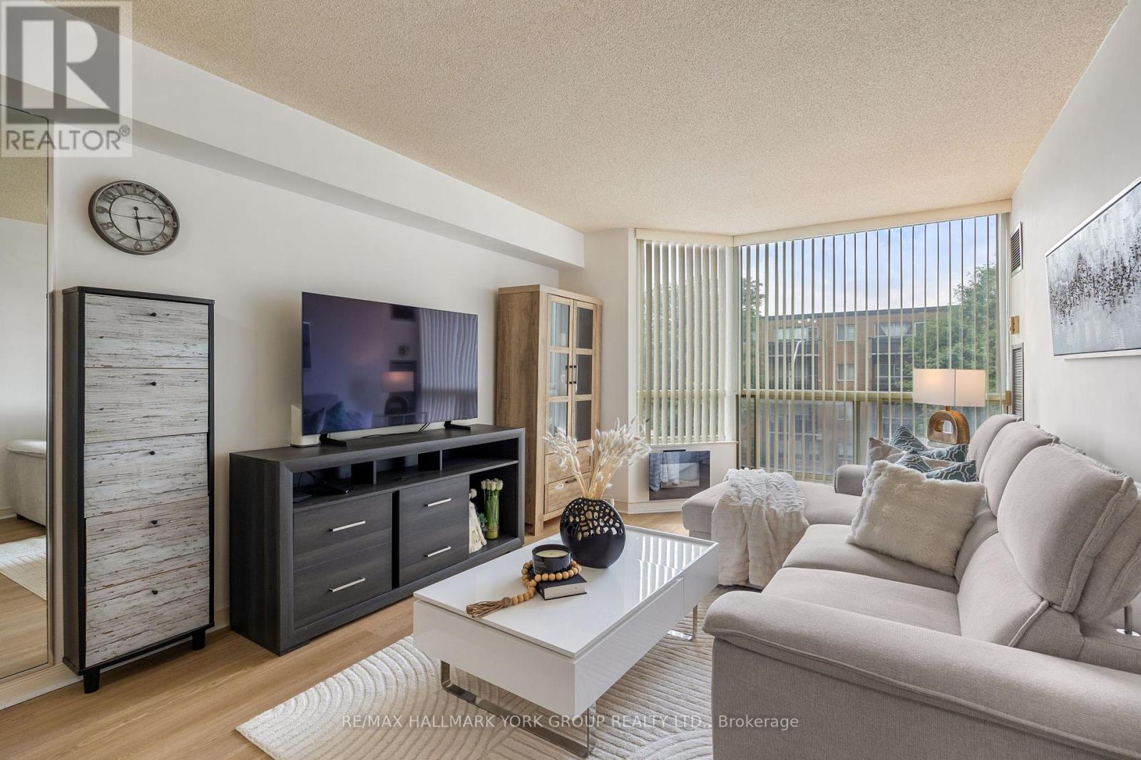 Photo 4 of 301 309 Major Mackenzie Drive, Richmond Hill ON