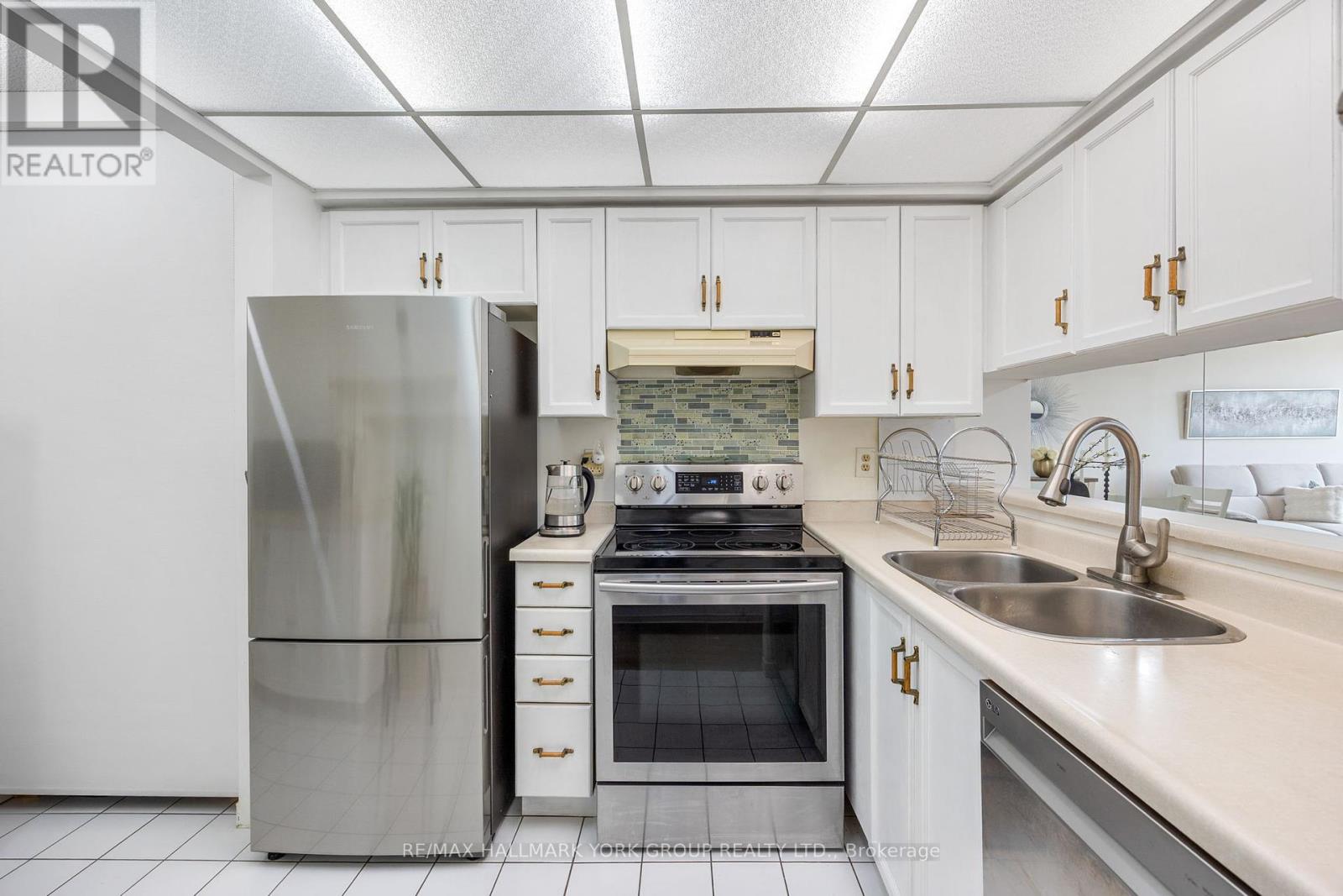 Photo 6 of 301 309 Major Mackenzie Drive, Richmond Hill ON