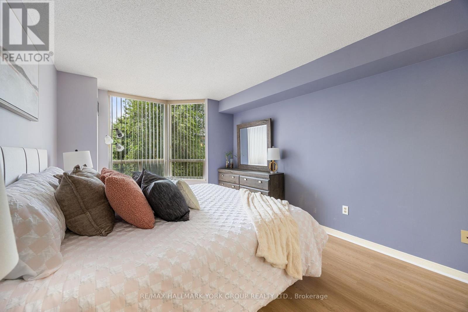 Photo 8 of 301 309 Major Mackenzie Drive, Richmond Hill ON