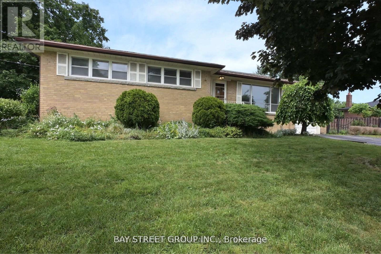 Photo 12 of Bsmt 457 Windhurst Gate, Richmond Hill ON