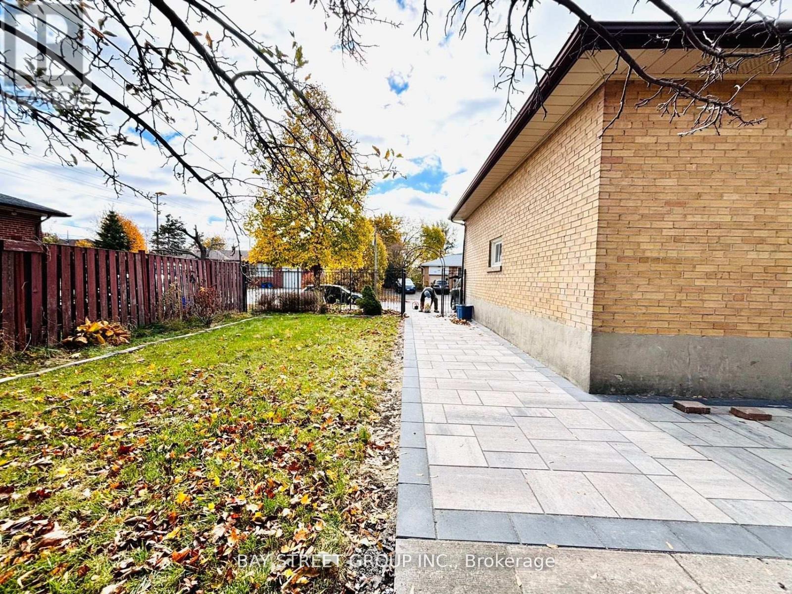 Photo 2 of Bsmt 457 Windhurst Gate, Richmond Hill ON