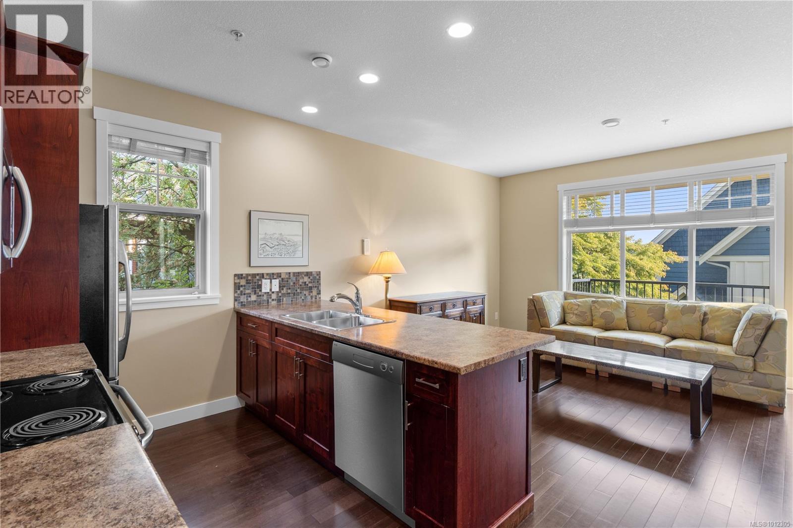 Photo 9 of 2 446 Milton St, Nanaimo BC