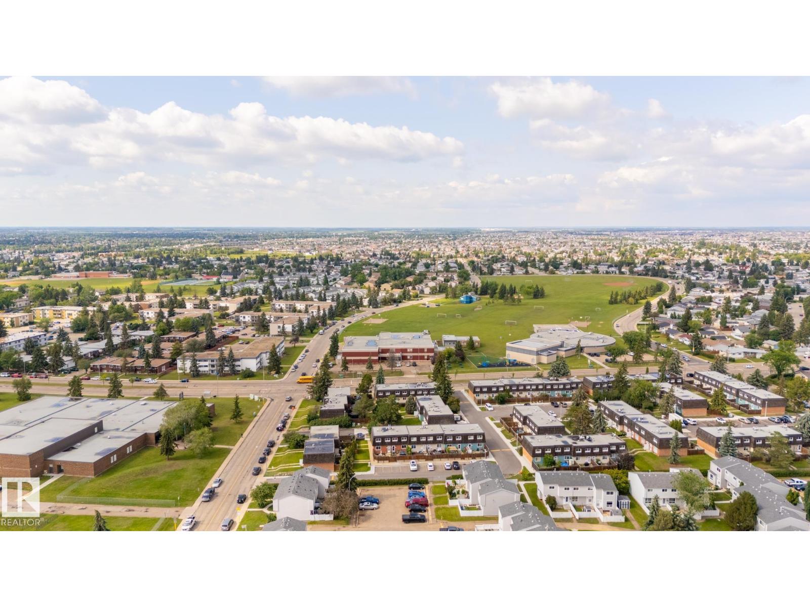 Photo 2 of 170 Mayfair Mews Me Nw, Edmonton AB