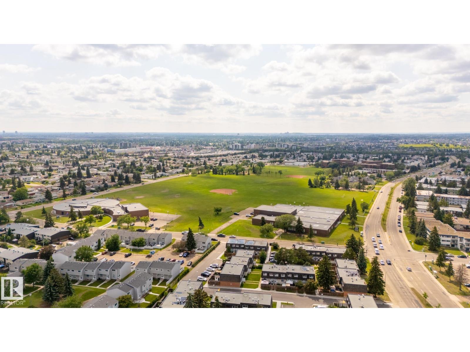 Photo 3 of 170 Mayfair Mews Me Nw, Edmonton AB