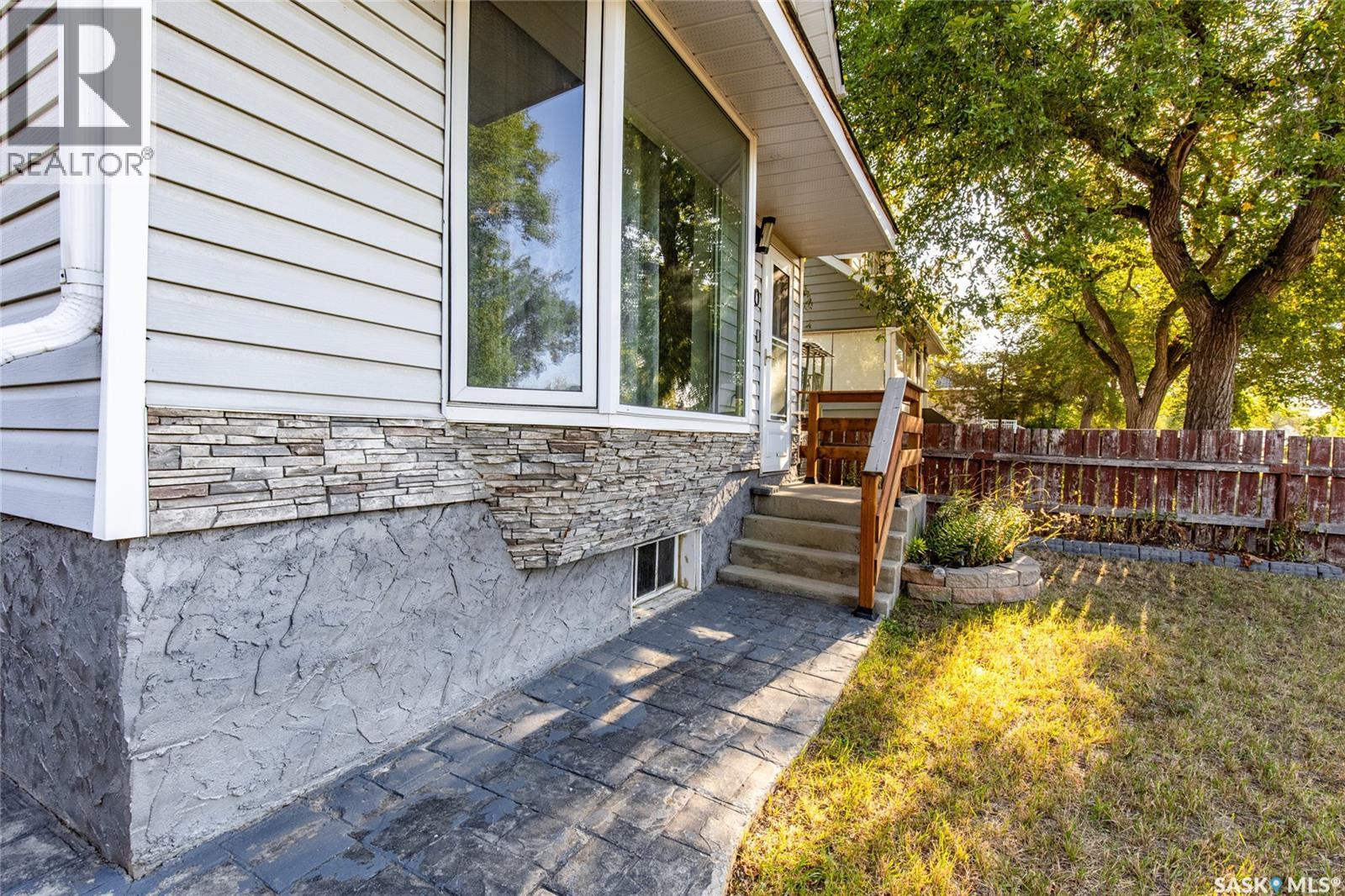 Photo 5 of 620 Ominica Street E, Moose Jaw SK