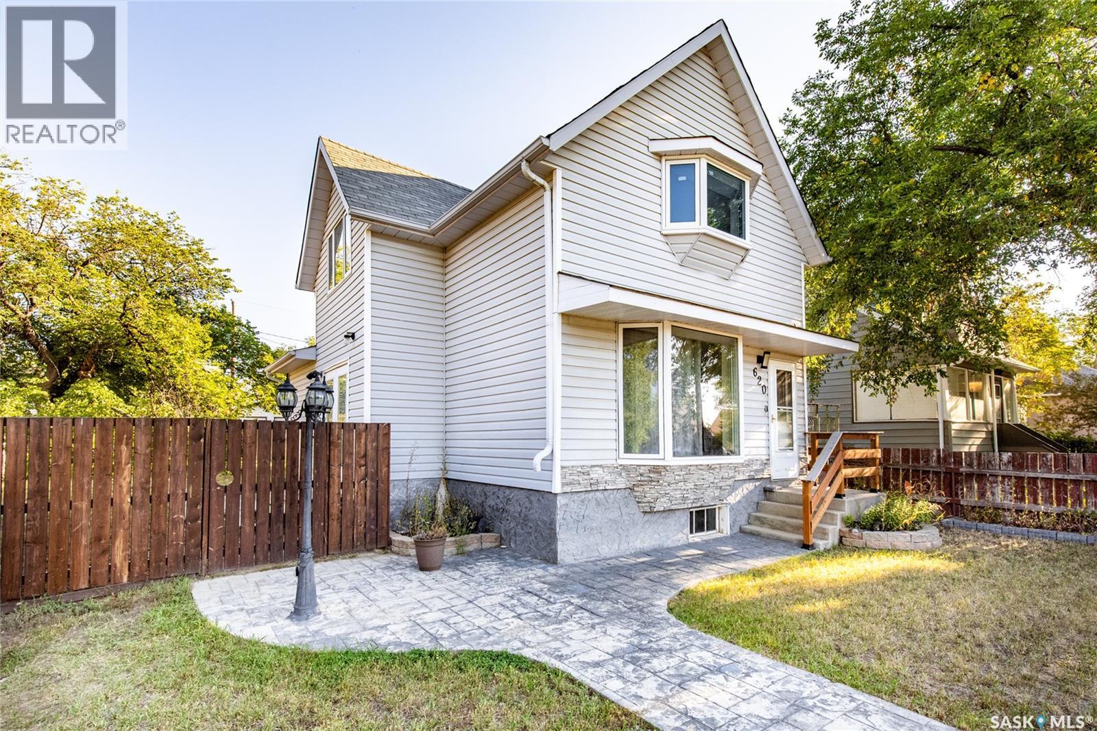 Photo 4 of 620 Ominica Street E, Moose Jaw SK