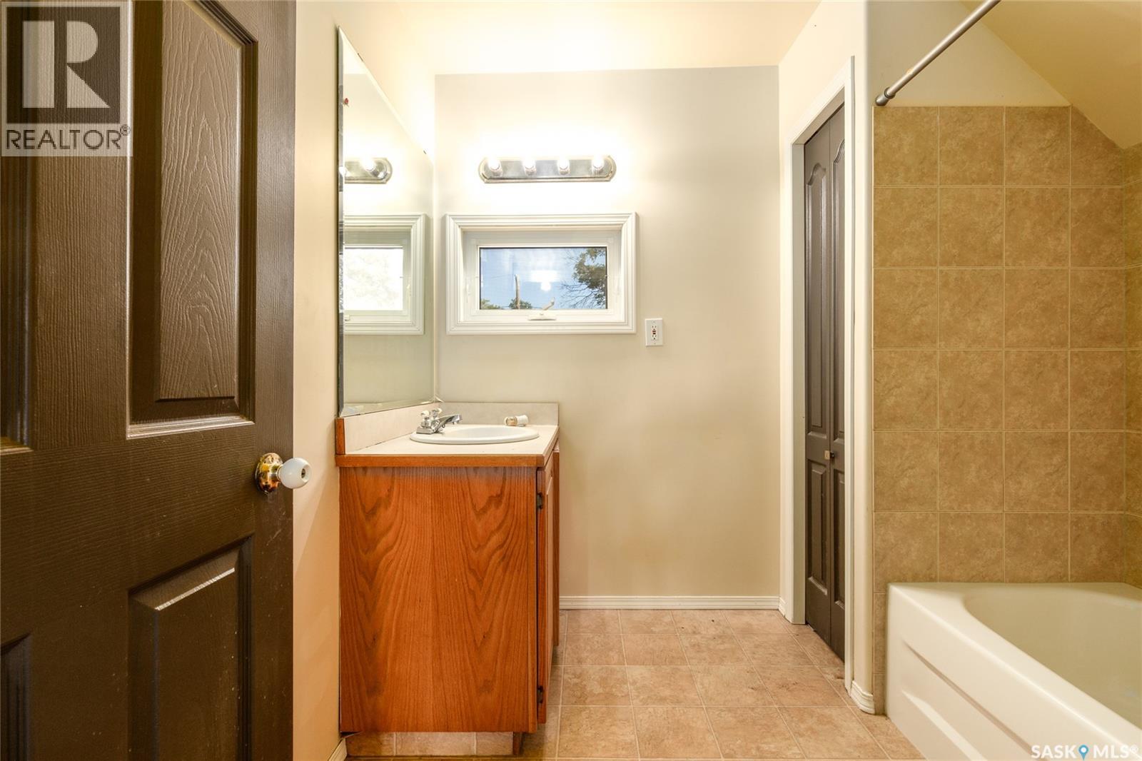 Photo 31 of 620 Ominica Street E, Moose Jaw SK