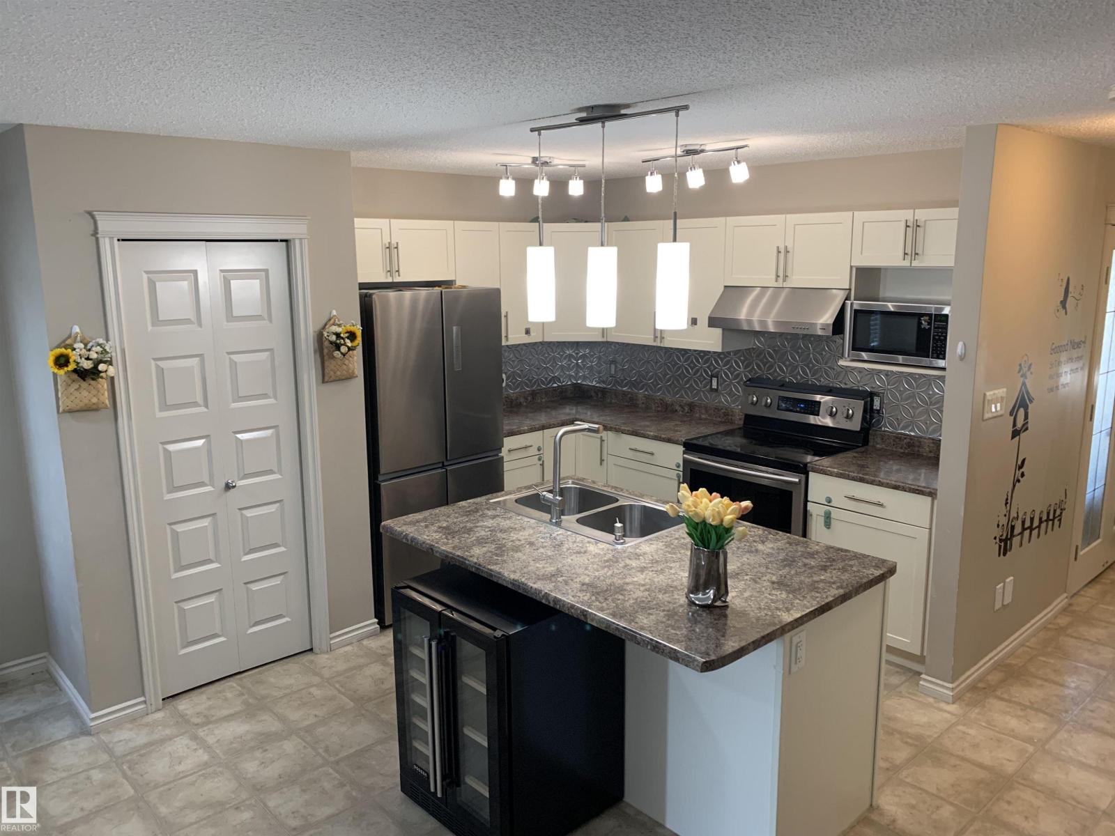 Photo 5 of 7663 Schmid Cr Nw Nw, Edmonton AB