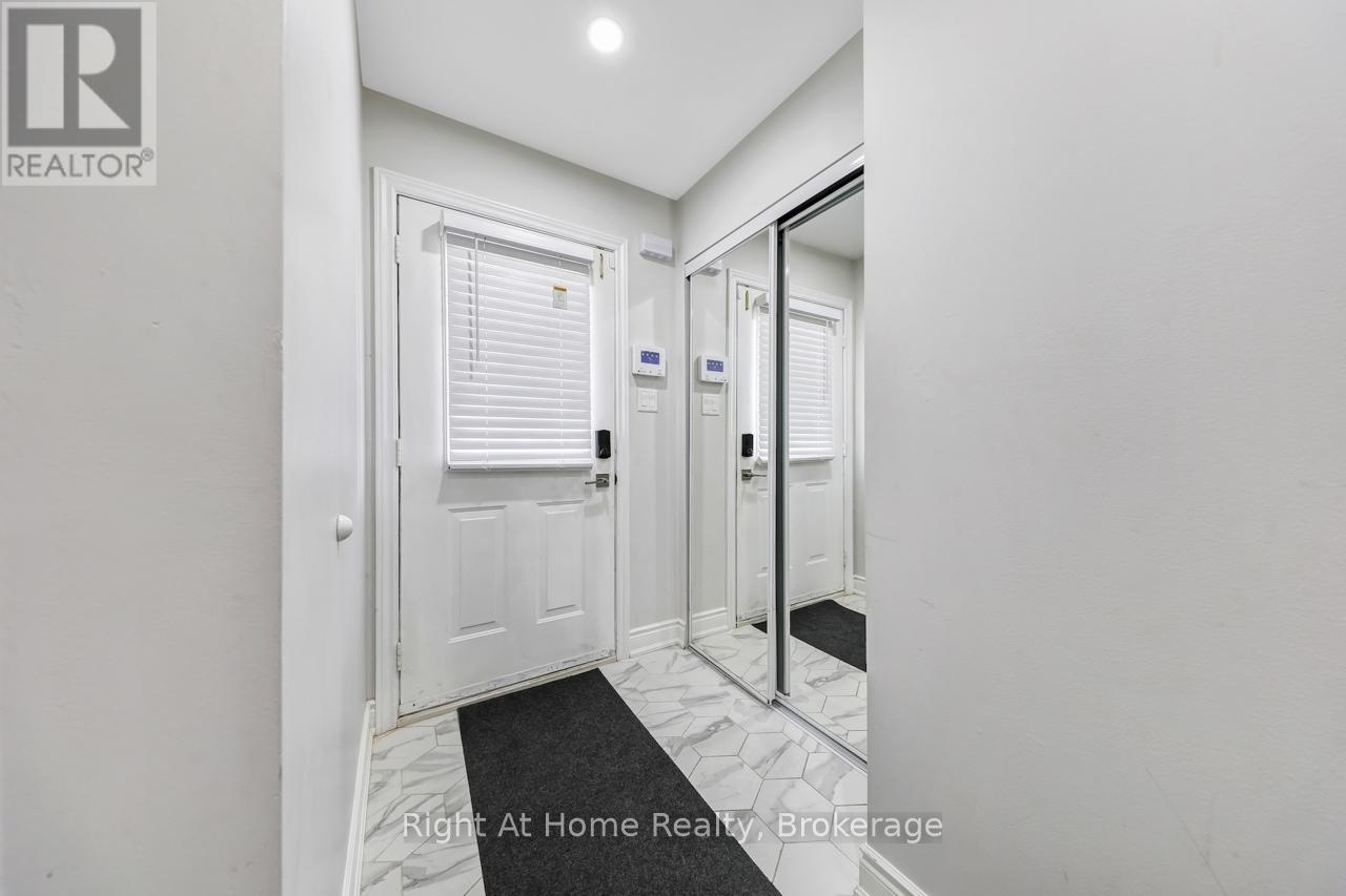 Photo 3 of 48 5255 Guildwood Way, Mississauga ON