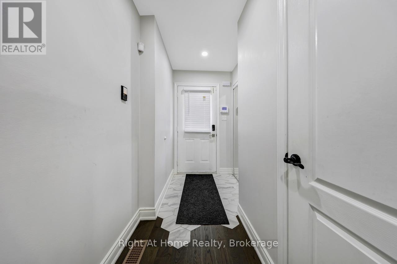 Photo 4 of 48 5255 Guildwood Way, Mississauga ON