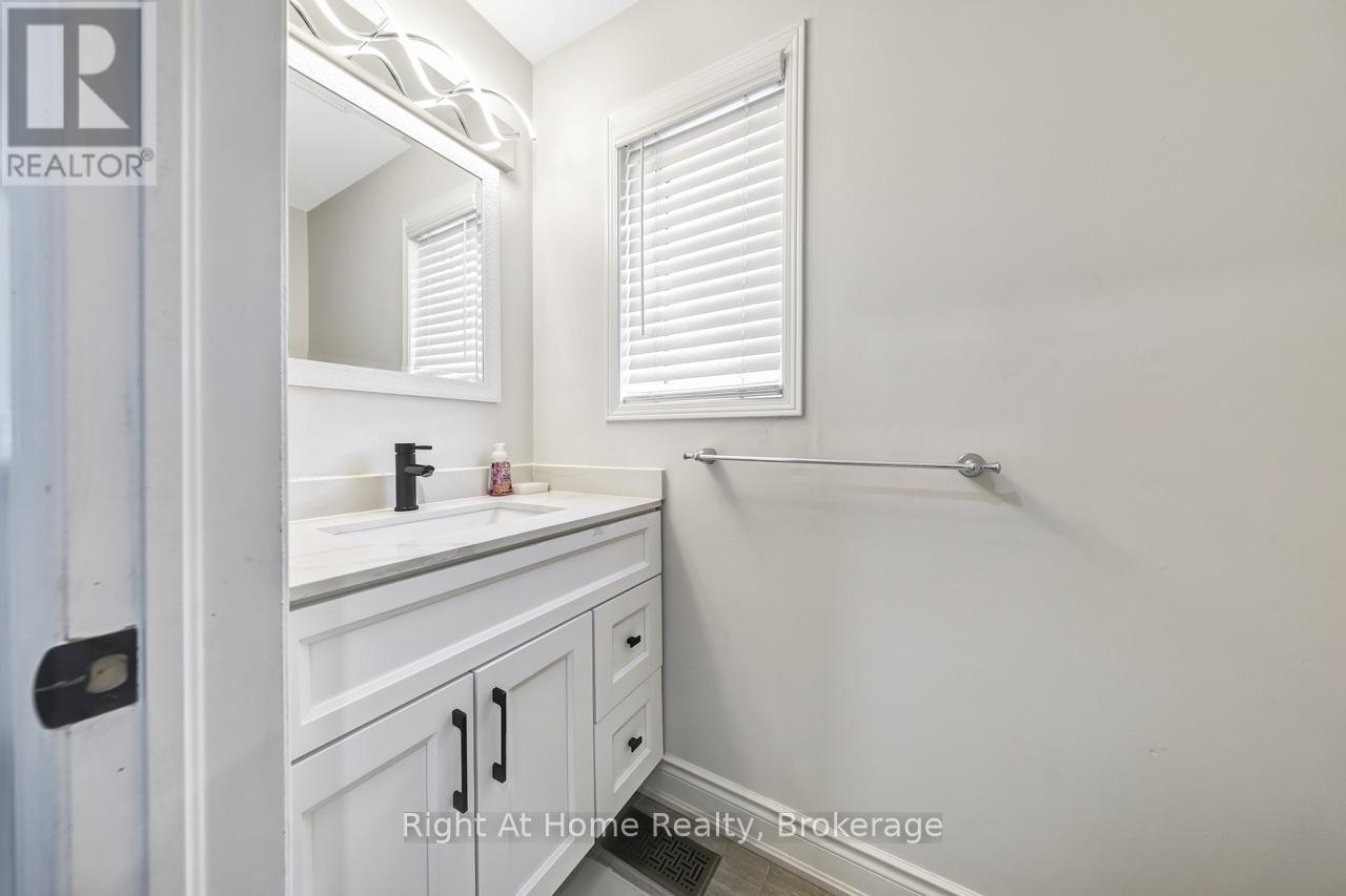 Photo 5 of 48 5255 Guildwood Way, Mississauga ON