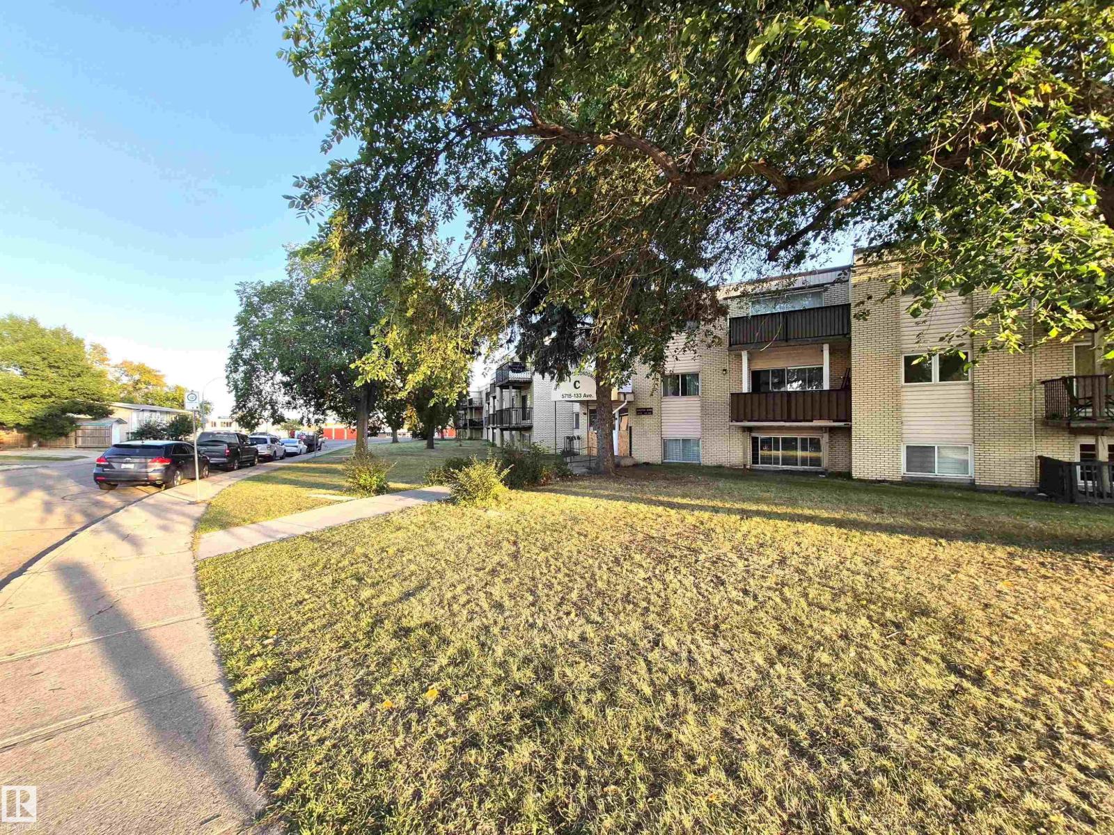 Photo 3 of 22 C 5715 133 Av Nw, Edmonton AB