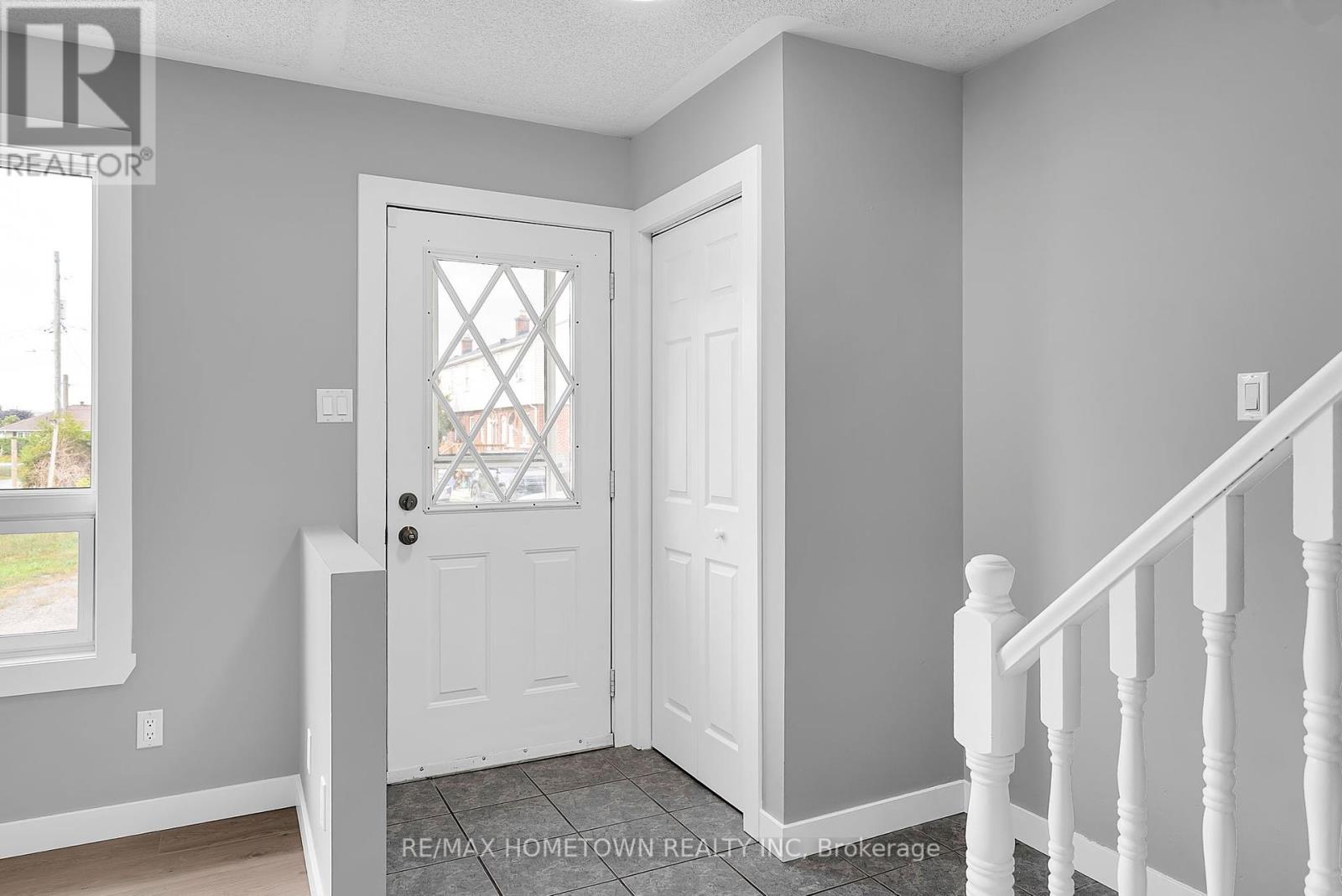 Photo 3 of 35 Hustler Crescent, South Dundas ON