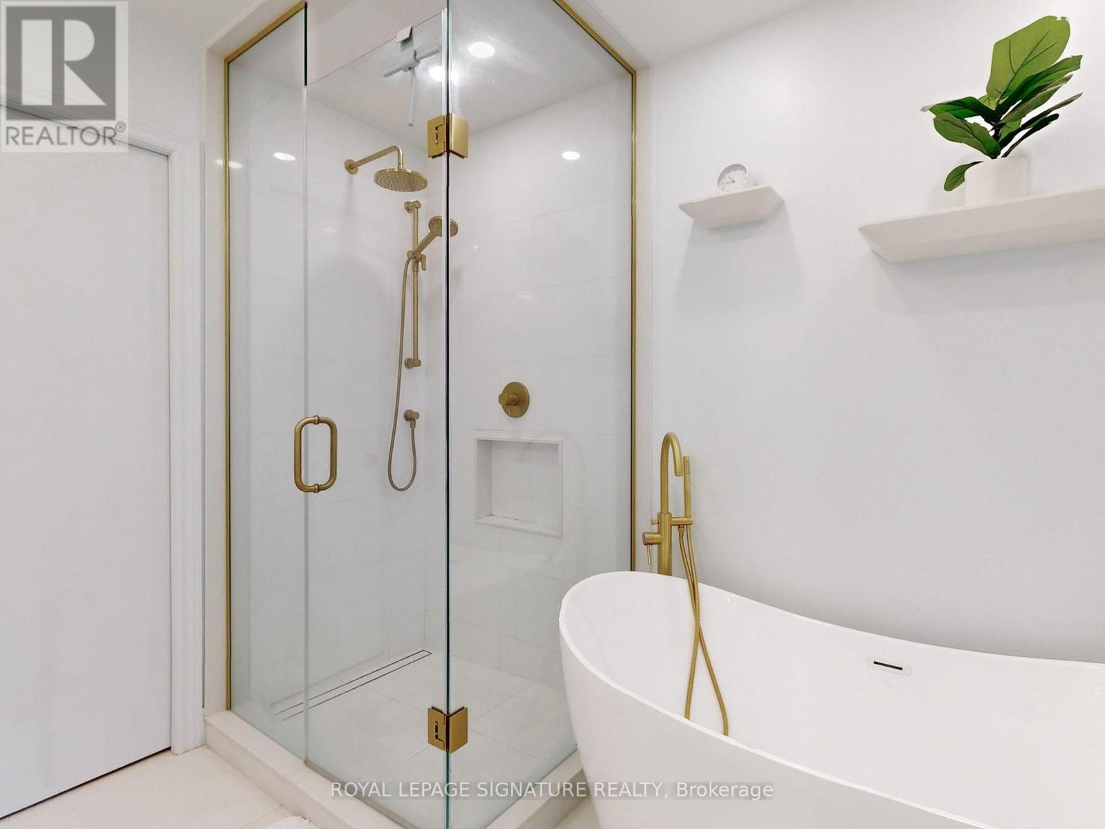 Photo 17 of 81 Garden Avenue, Richmond Hill ON