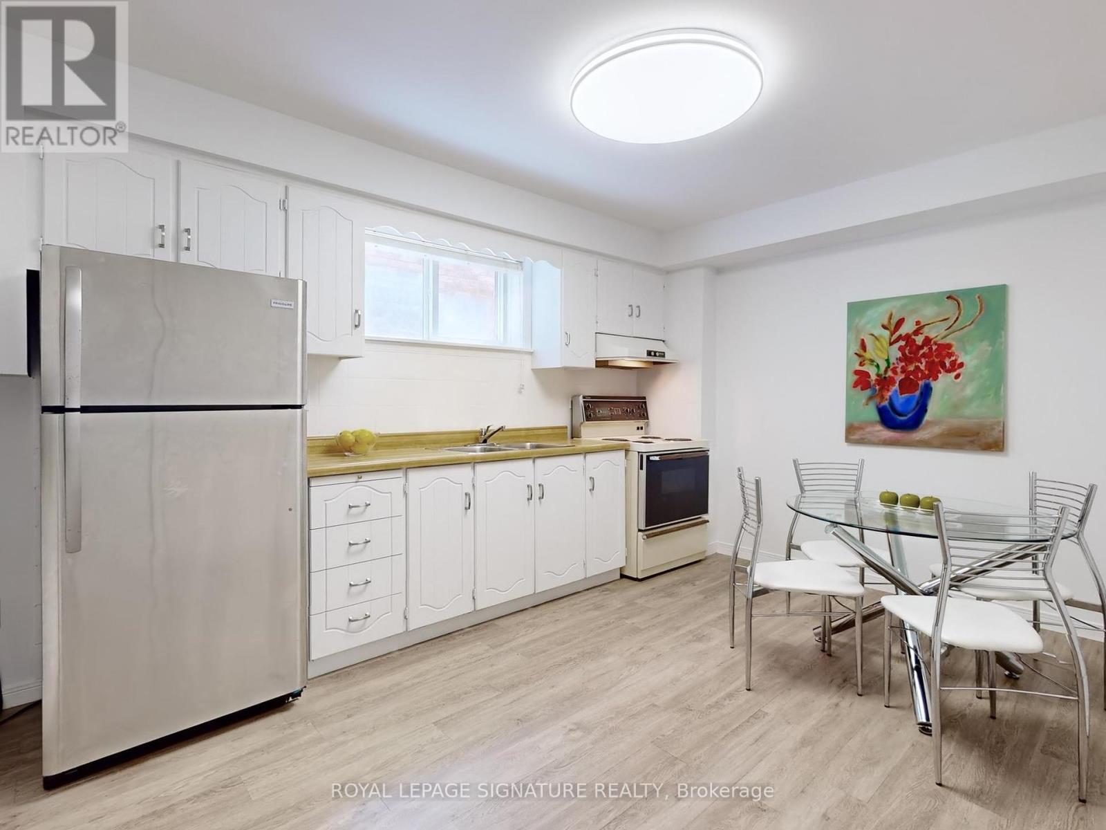 Photo 29 of 81 Garden Avenue, Richmond Hill ON