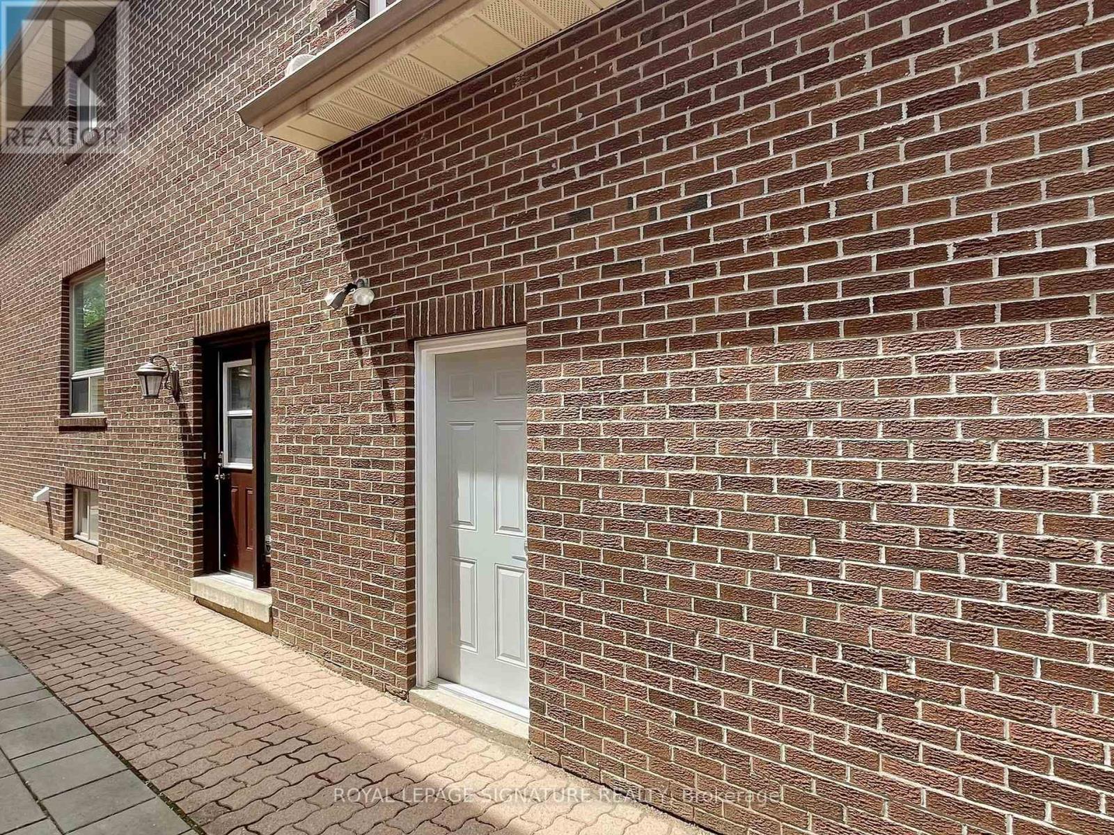 Photo 35 of 81 Garden Avenue, Richmond Hill ON