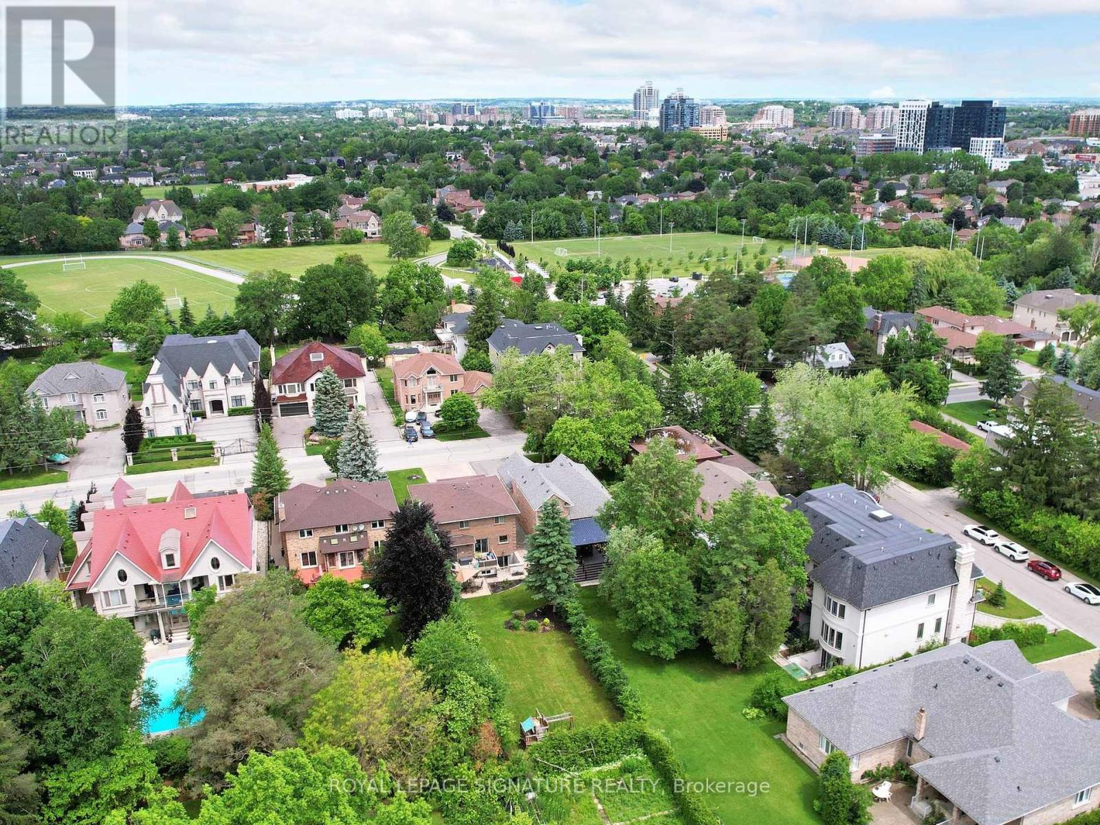 Photo 39 of 81 Garden Avenue, Richmond Hill ON