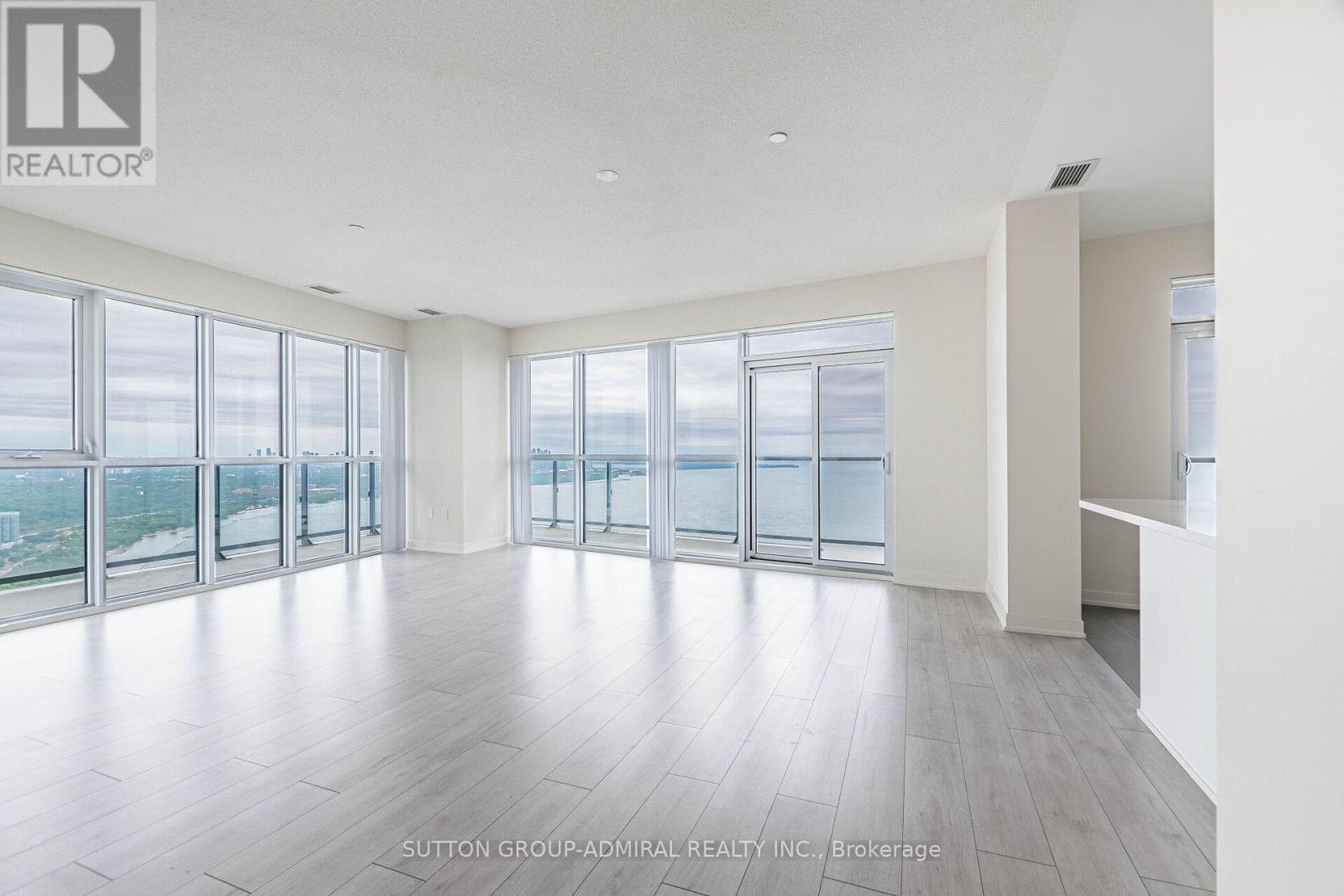 Photo 2 of 5302 38 Annie Craig Drive, Toronto ON