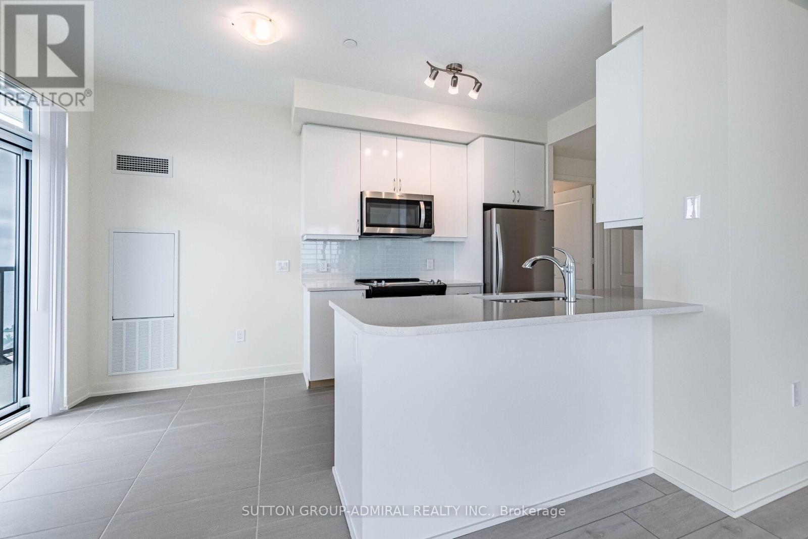 Photo 8 of 5302 38 Annie Craig Drive, Toronto ON