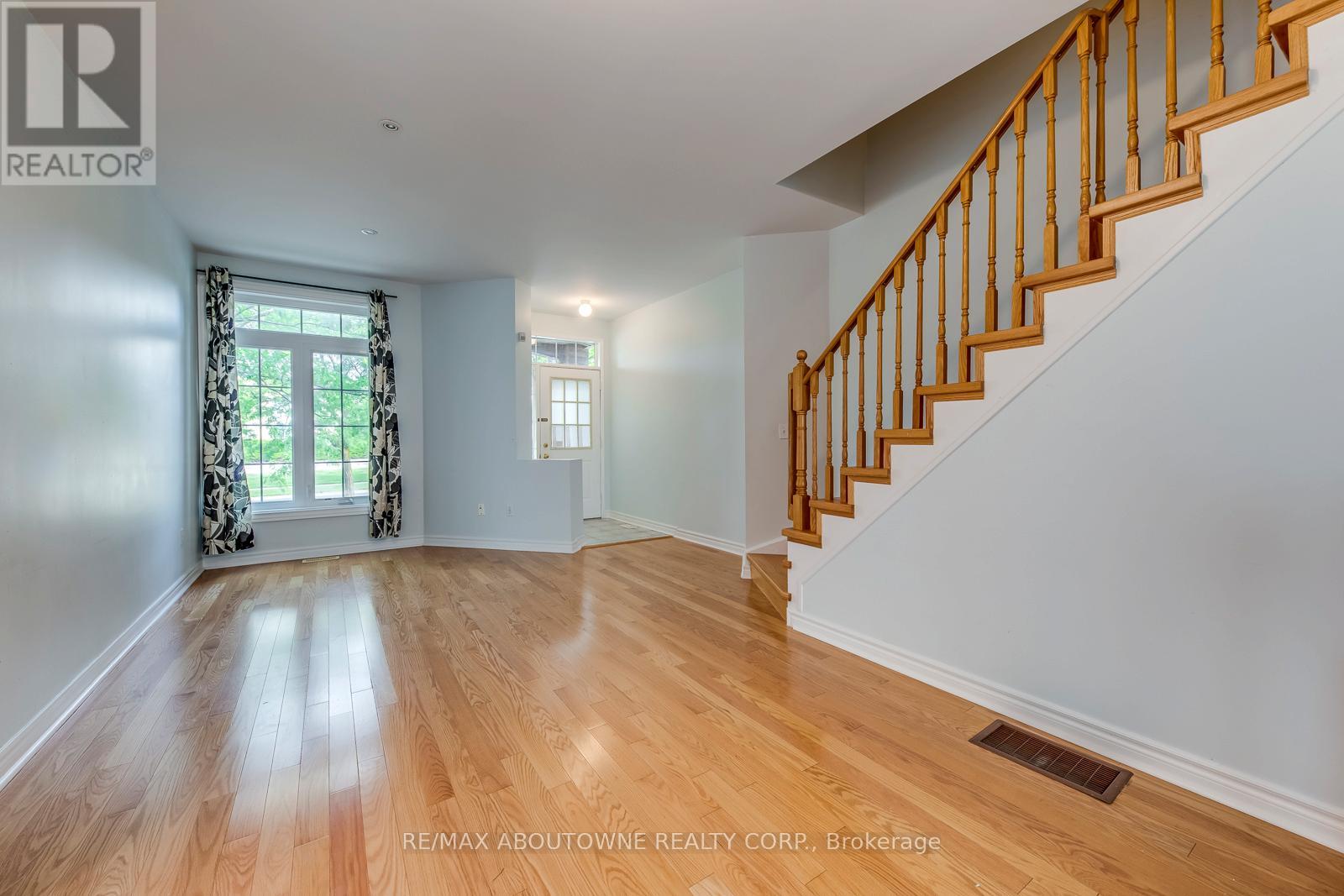 Photo 10 of 83 Bur Oak Avenue, Markham ON