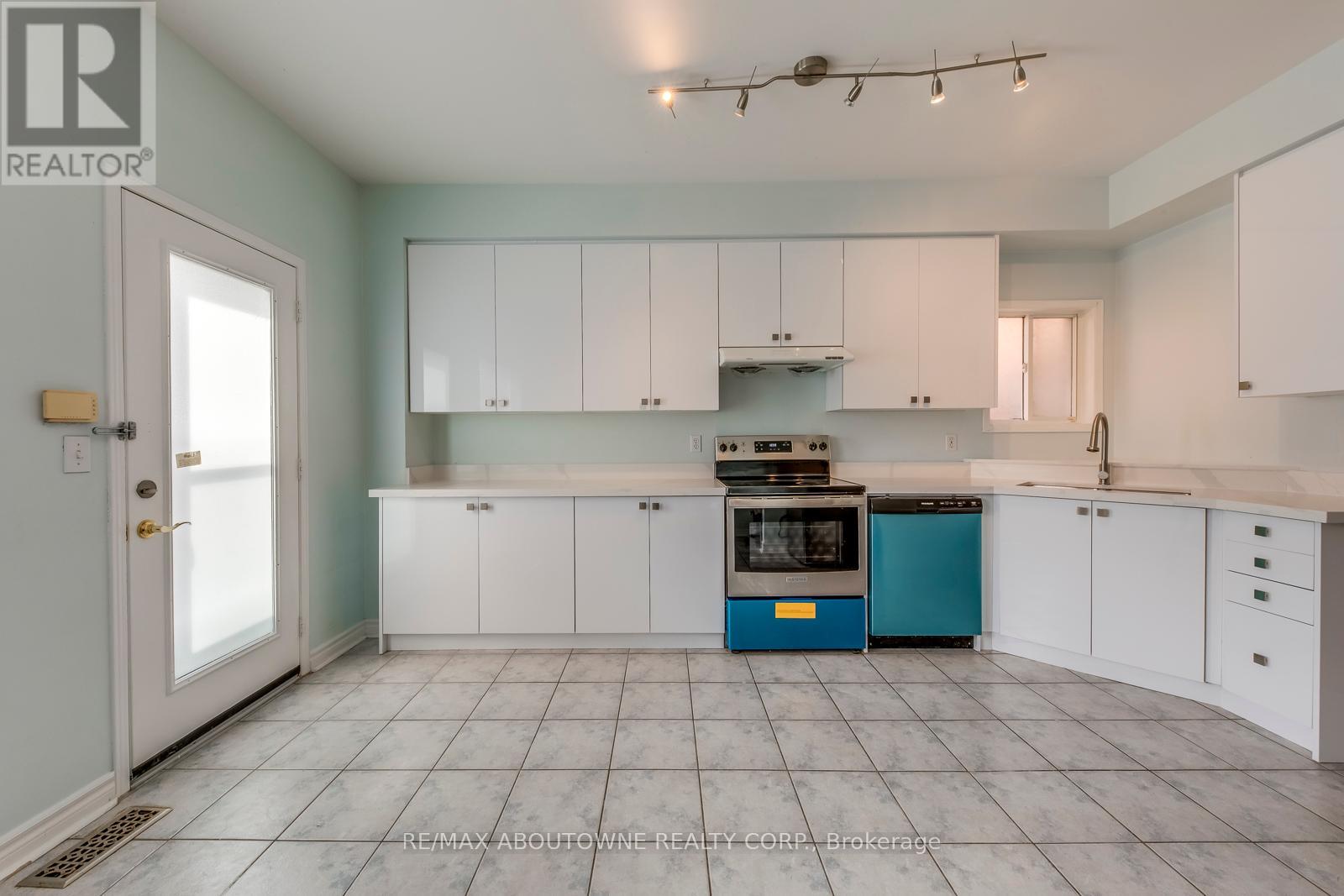 Photo 19 of 83 Bur Oak Avenue, Markham ON