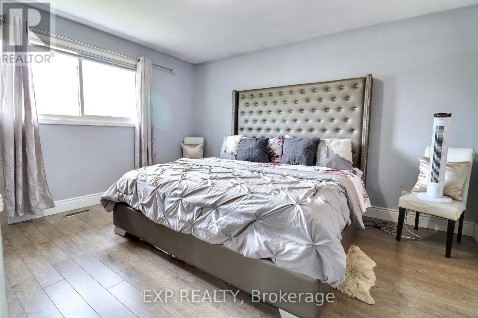 Photo 10 of 28 Poinsettia Place, Brampton ON