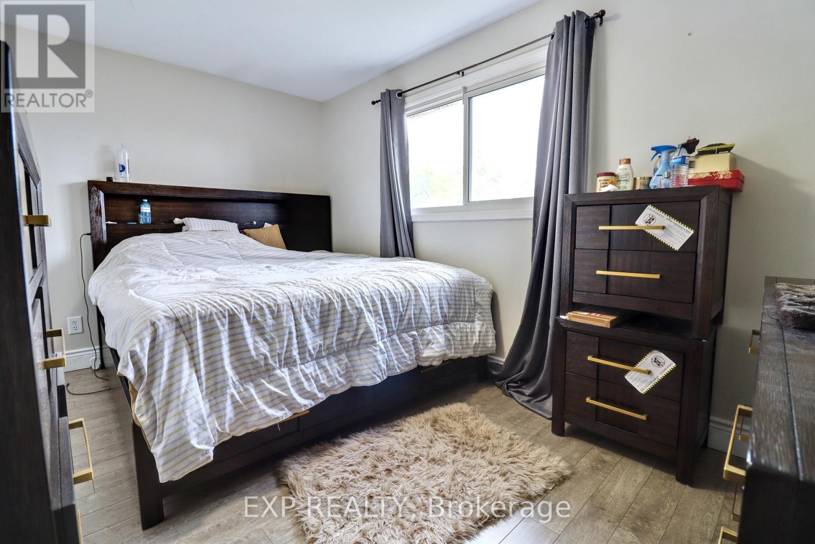 Photo 11 of 28 Poinsettia Place, Brampton ON