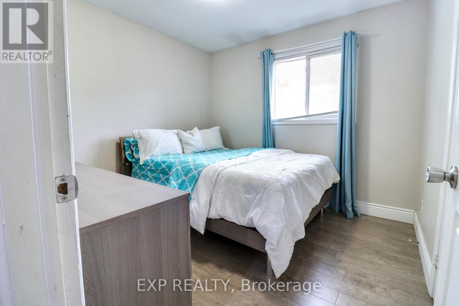 Photo 12 of 28 Poinsettia Place, Brampton ON