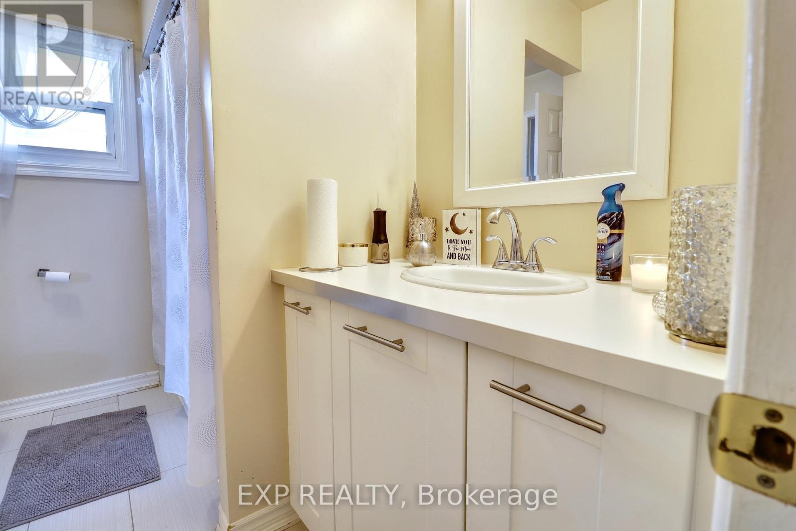 Photo 14 of 28 Poinsettia Place, Brampton ON