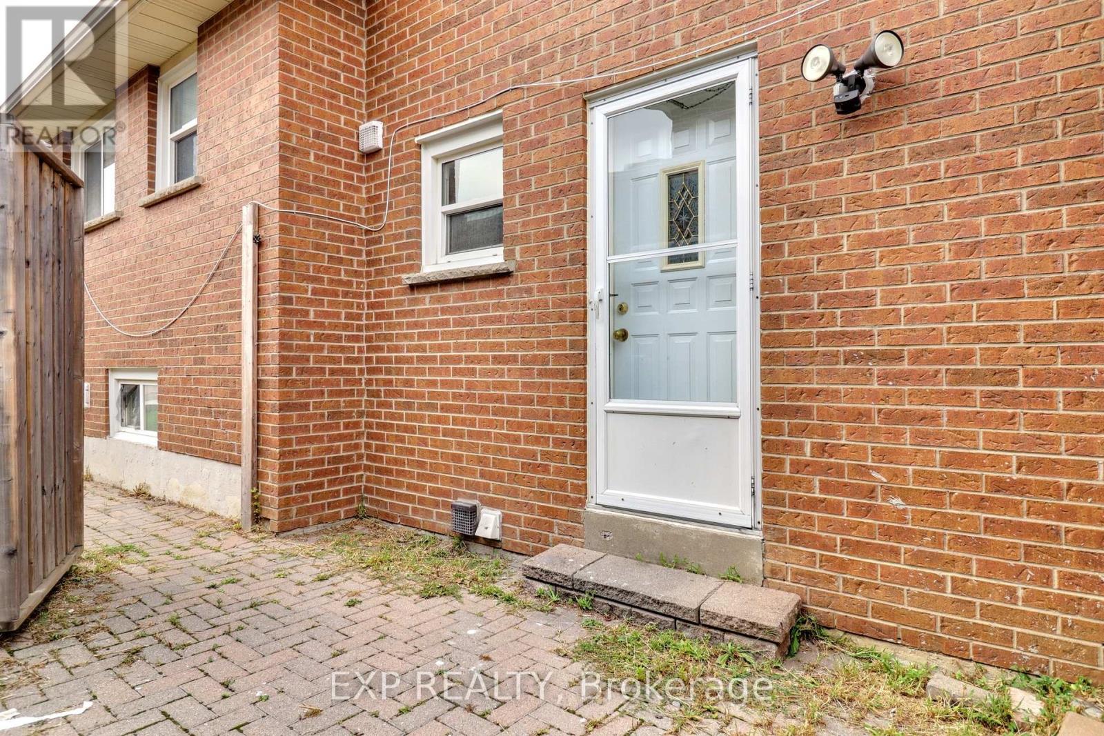 Photo 15 of 28 Poinsettia Place, Brampton ON