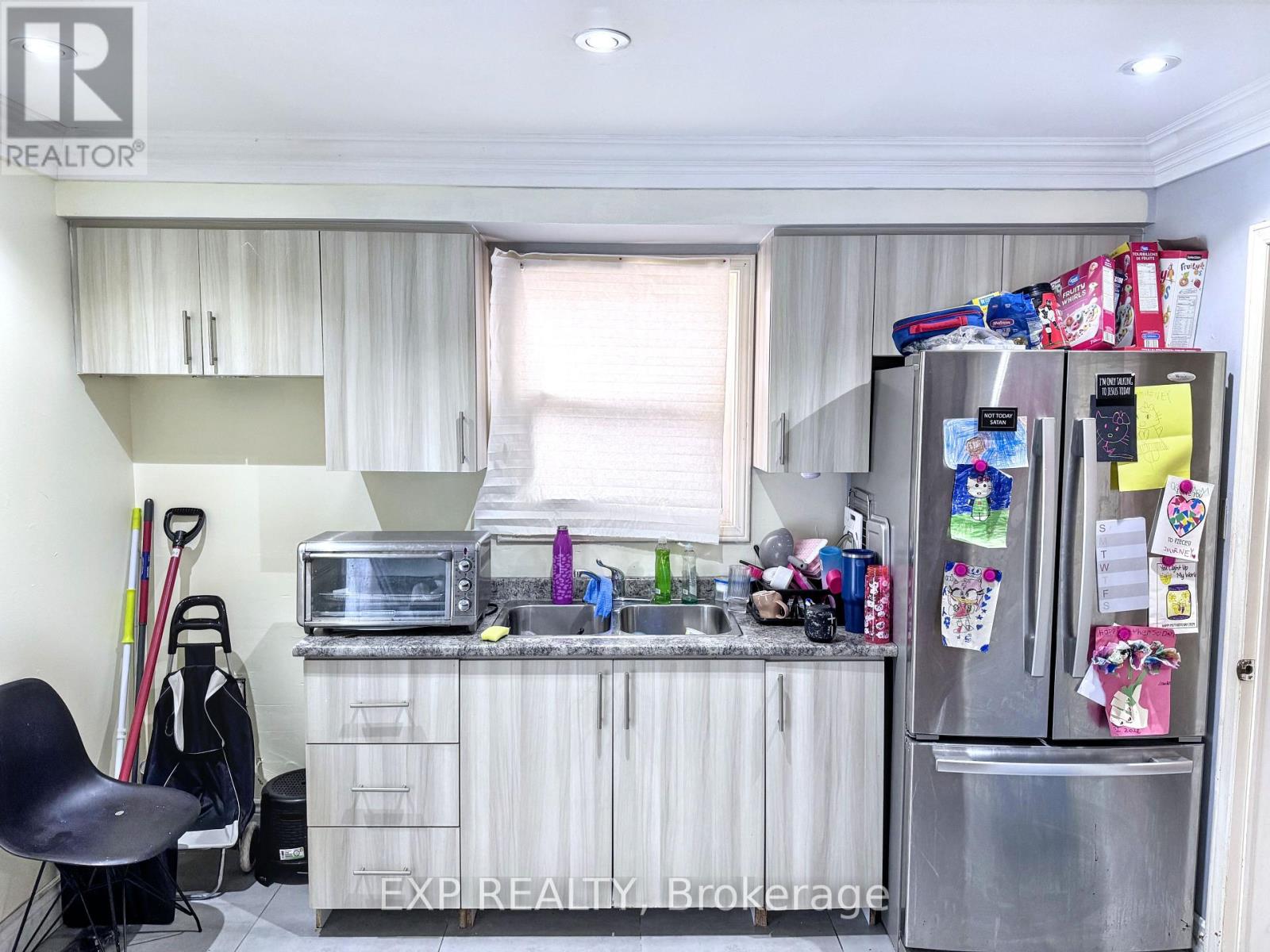 Photo 16 of 28 Poinsettia Place, Brampton ON