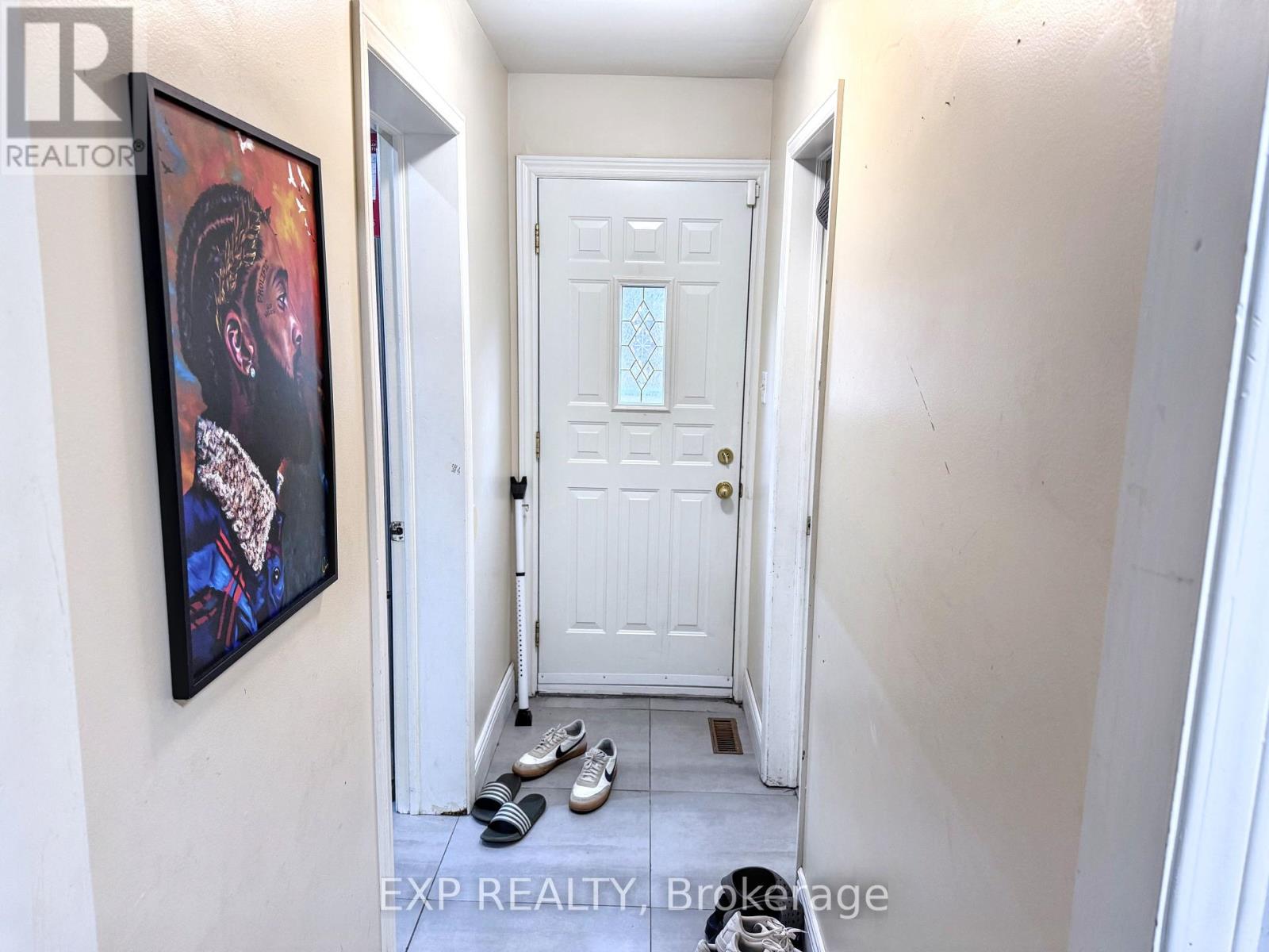 Photo 17 of 28 Poinsettia Place, Brampton ON