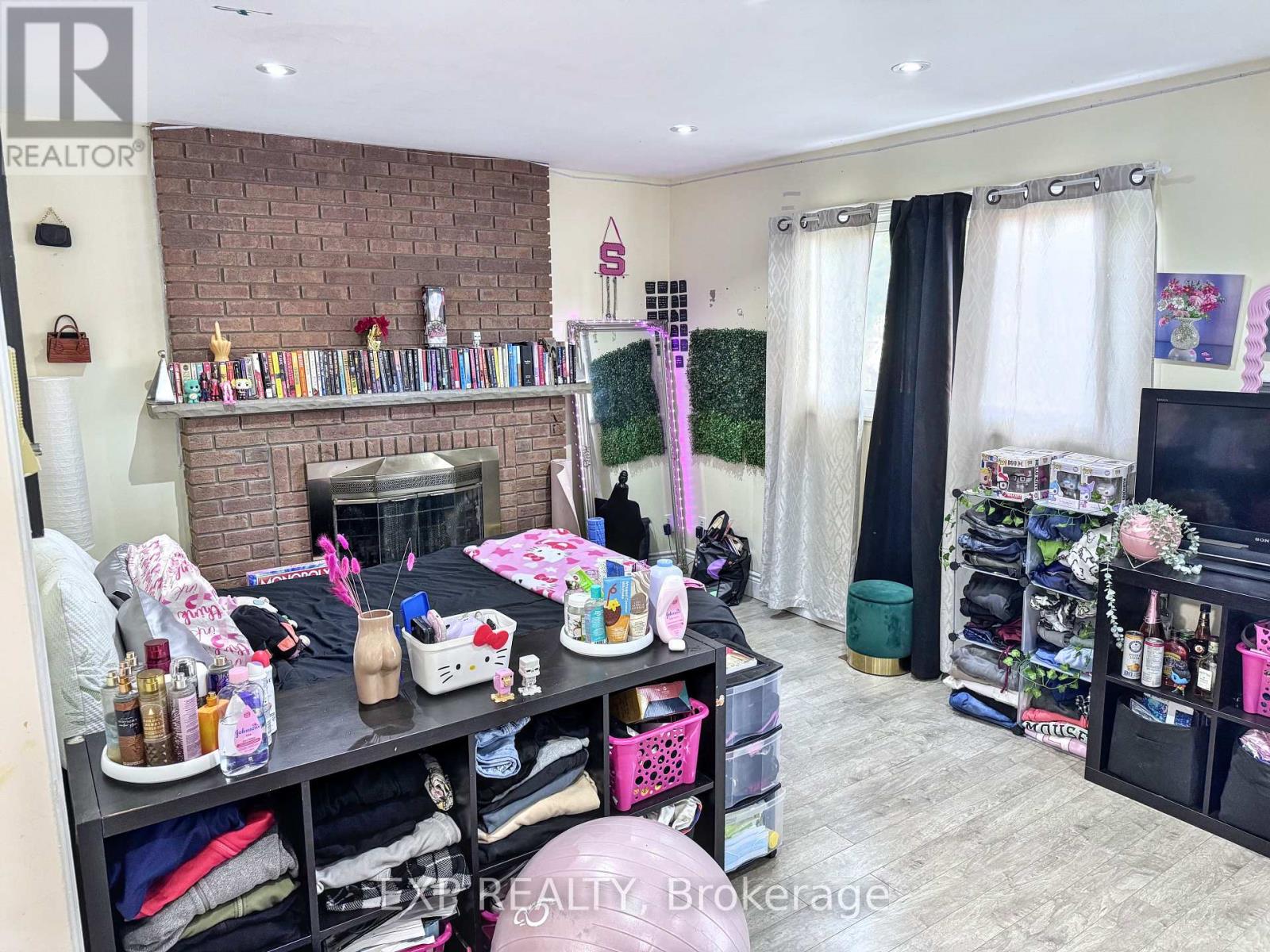 Photo 18 of 28 Poinsettia Place, Brampton ON