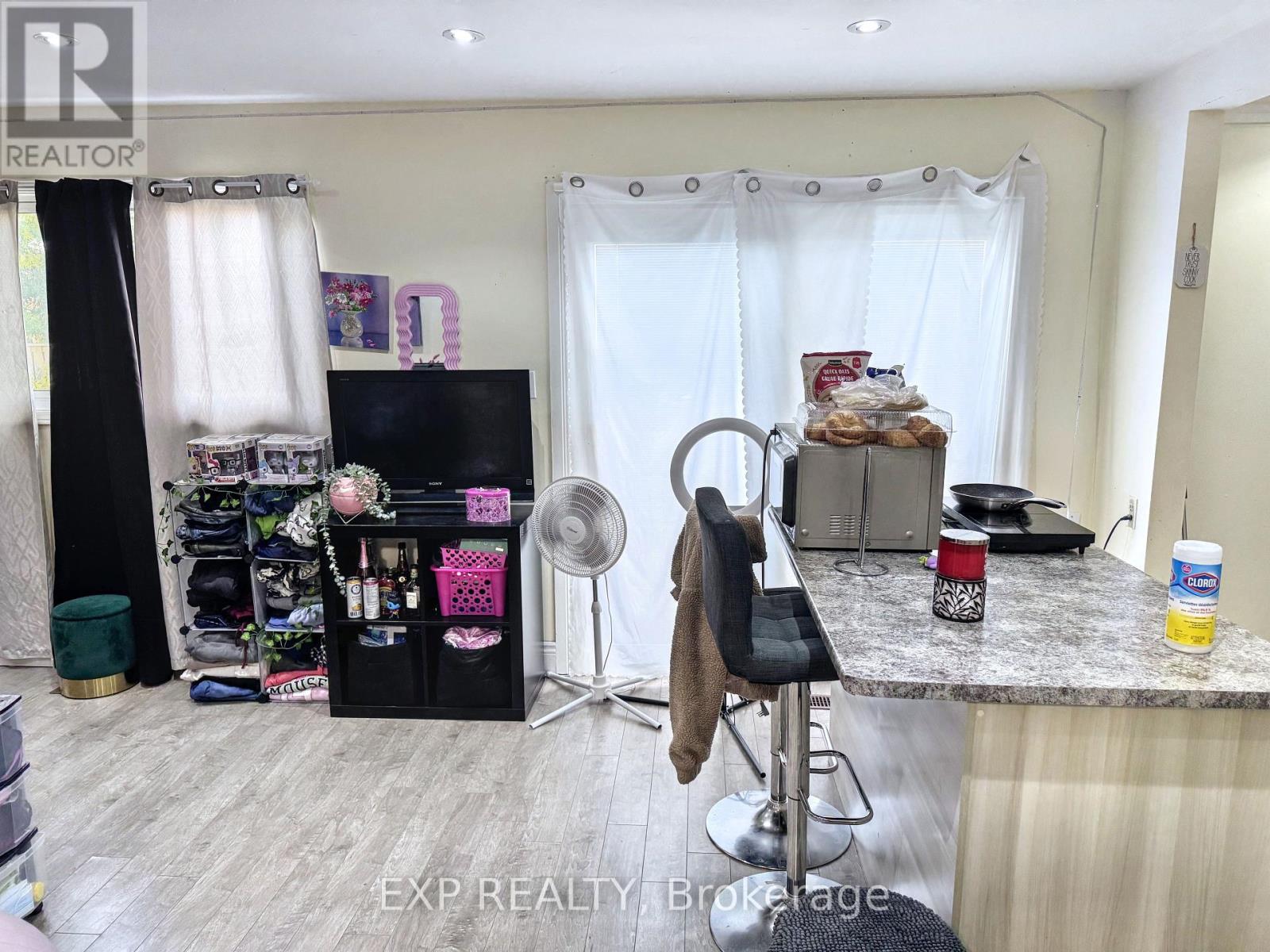 Photo 19 of 28 Poinsettia Place, Brampton ON