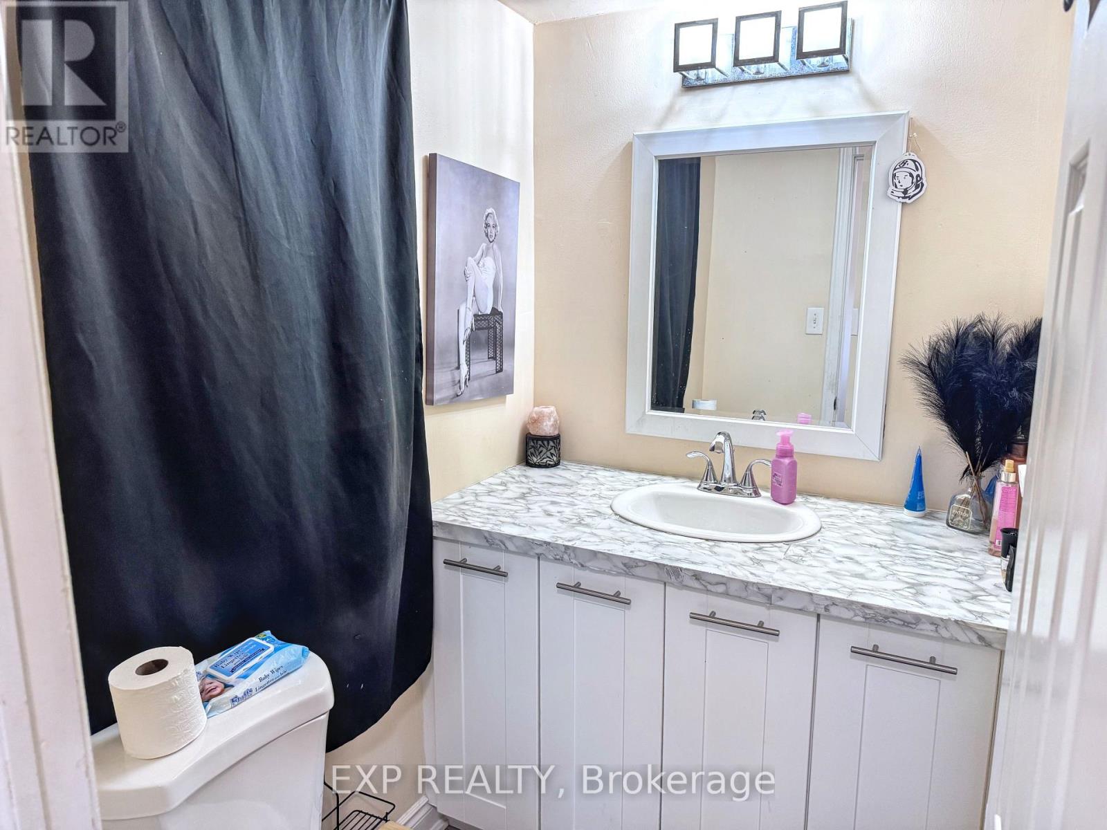 Photo 21 of 28 Poinsettia Place, Brampton ON