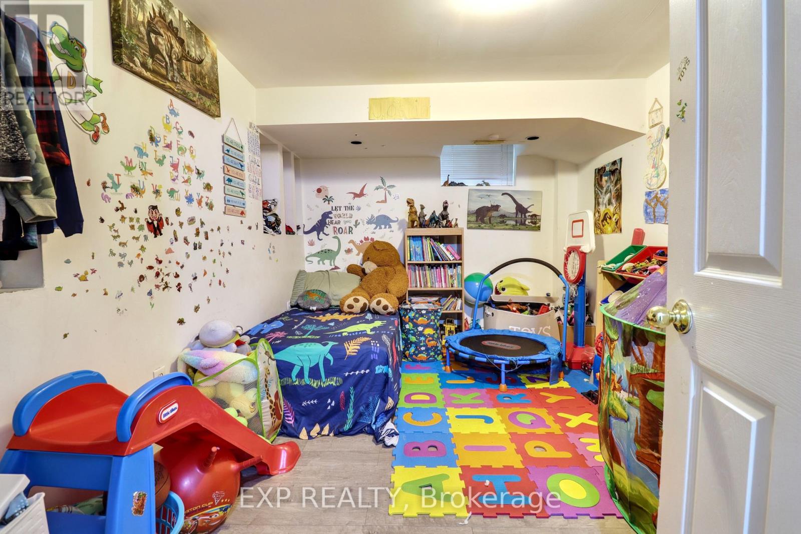 Photo 25 of 28 Poinsettia Place, Brampton ON