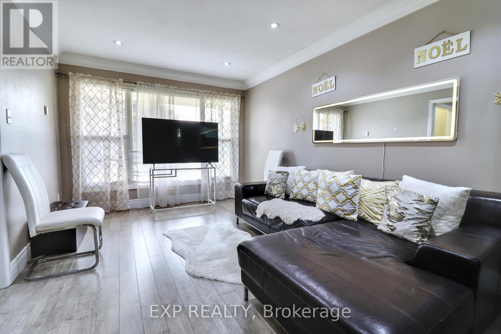 Photo 3 of 28 Poinsettia Place, Brampton ON