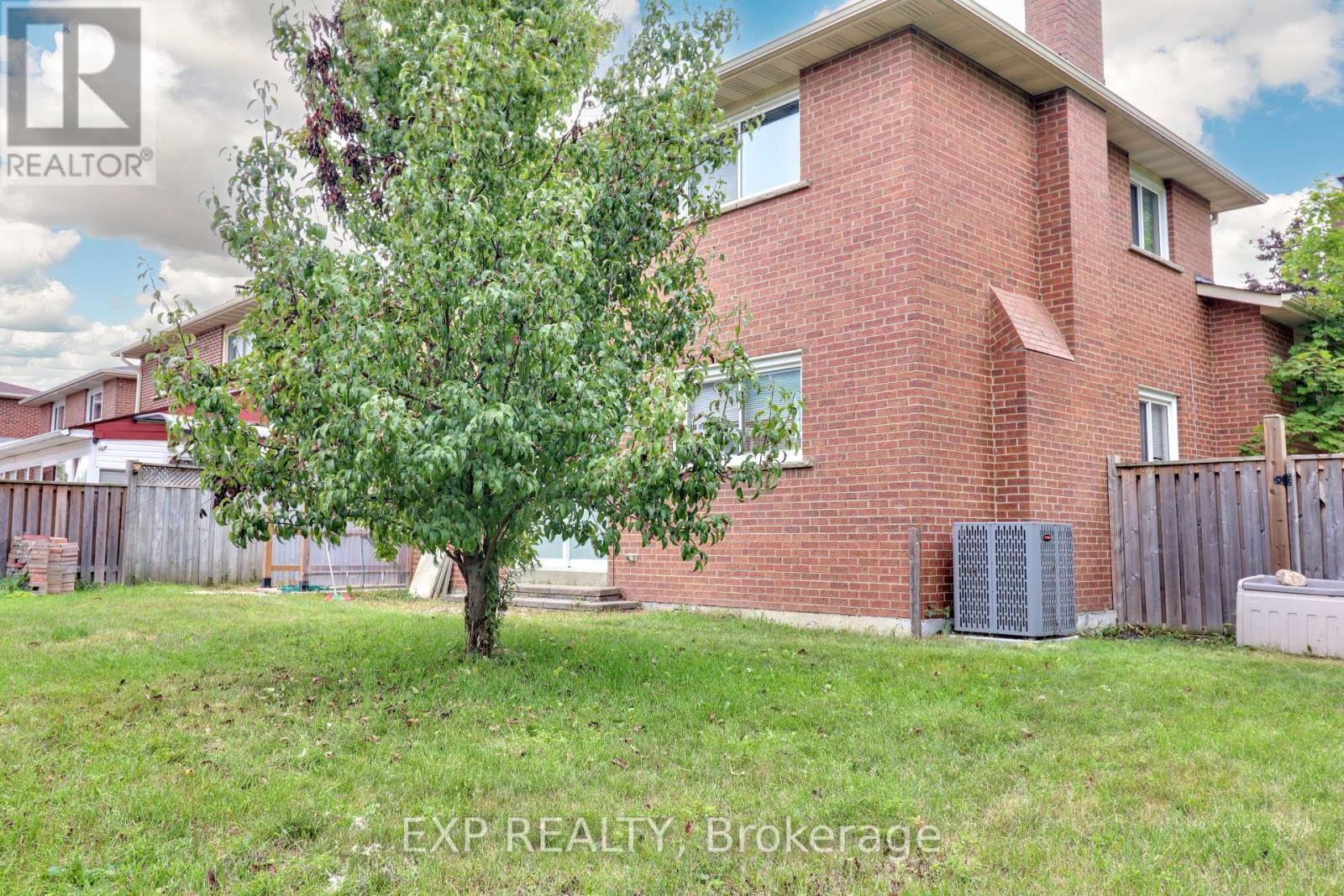 Photo 32 of 28 Poinsettia Place, Brampton ON