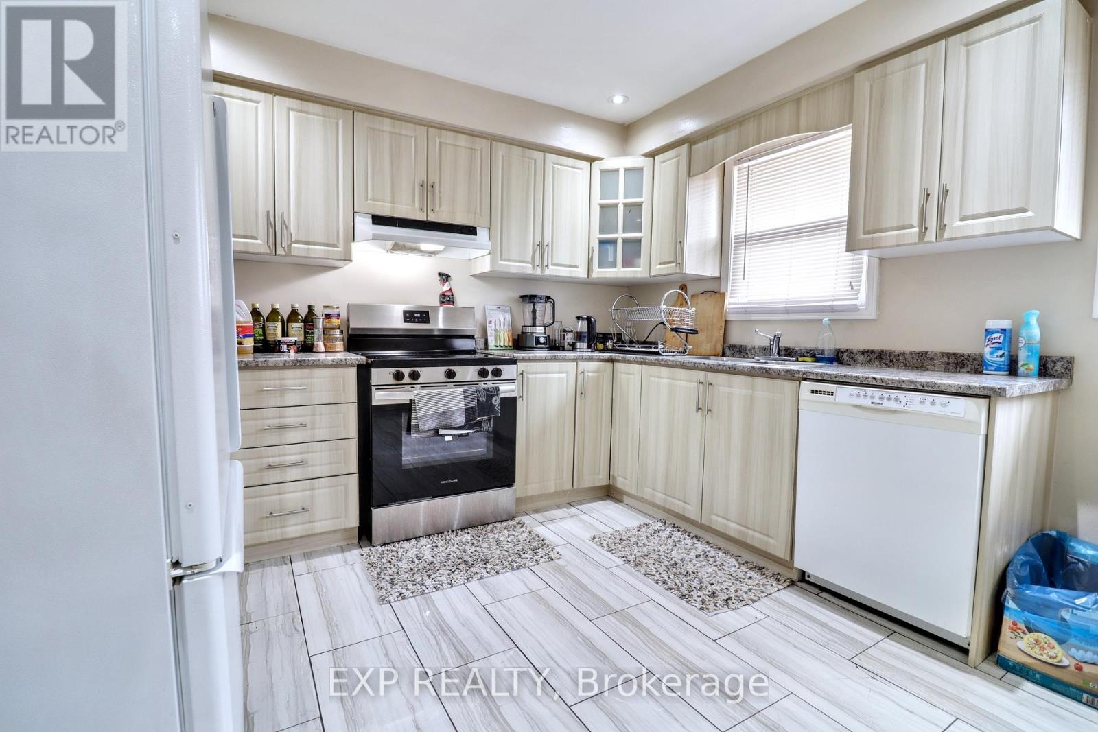 Photo 6 of 28 Poinsettia Place, Brampton ON